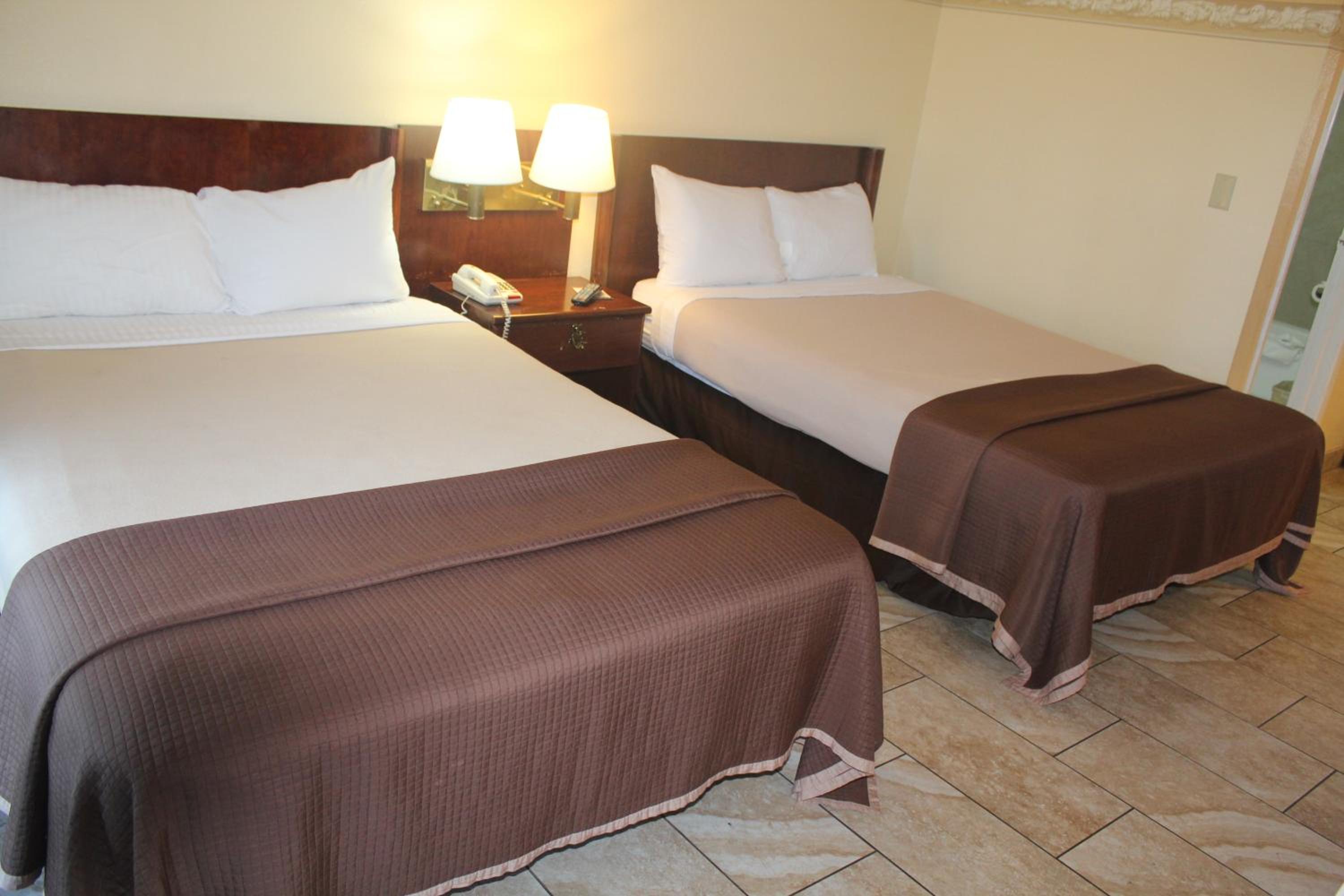 Two Double Beds - Photo 5