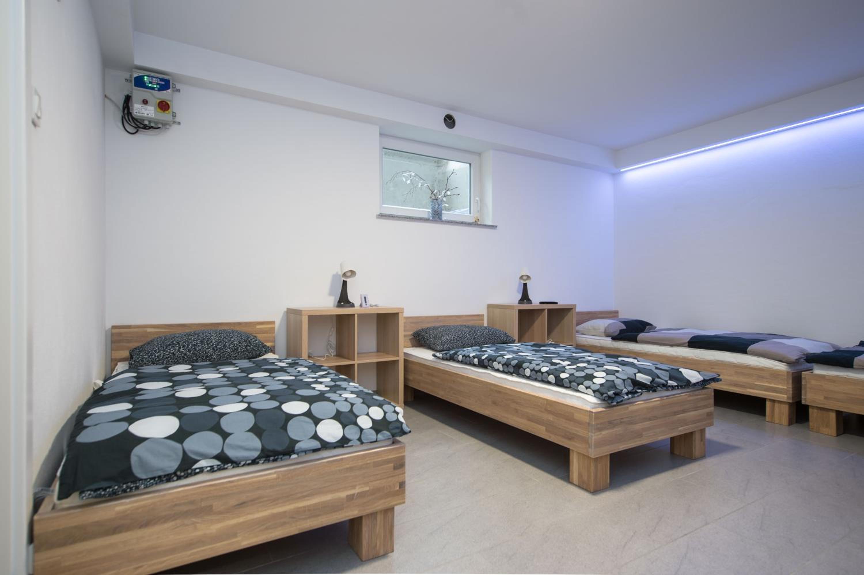 Economy One-Bedroom Apartment - Basement photo 2