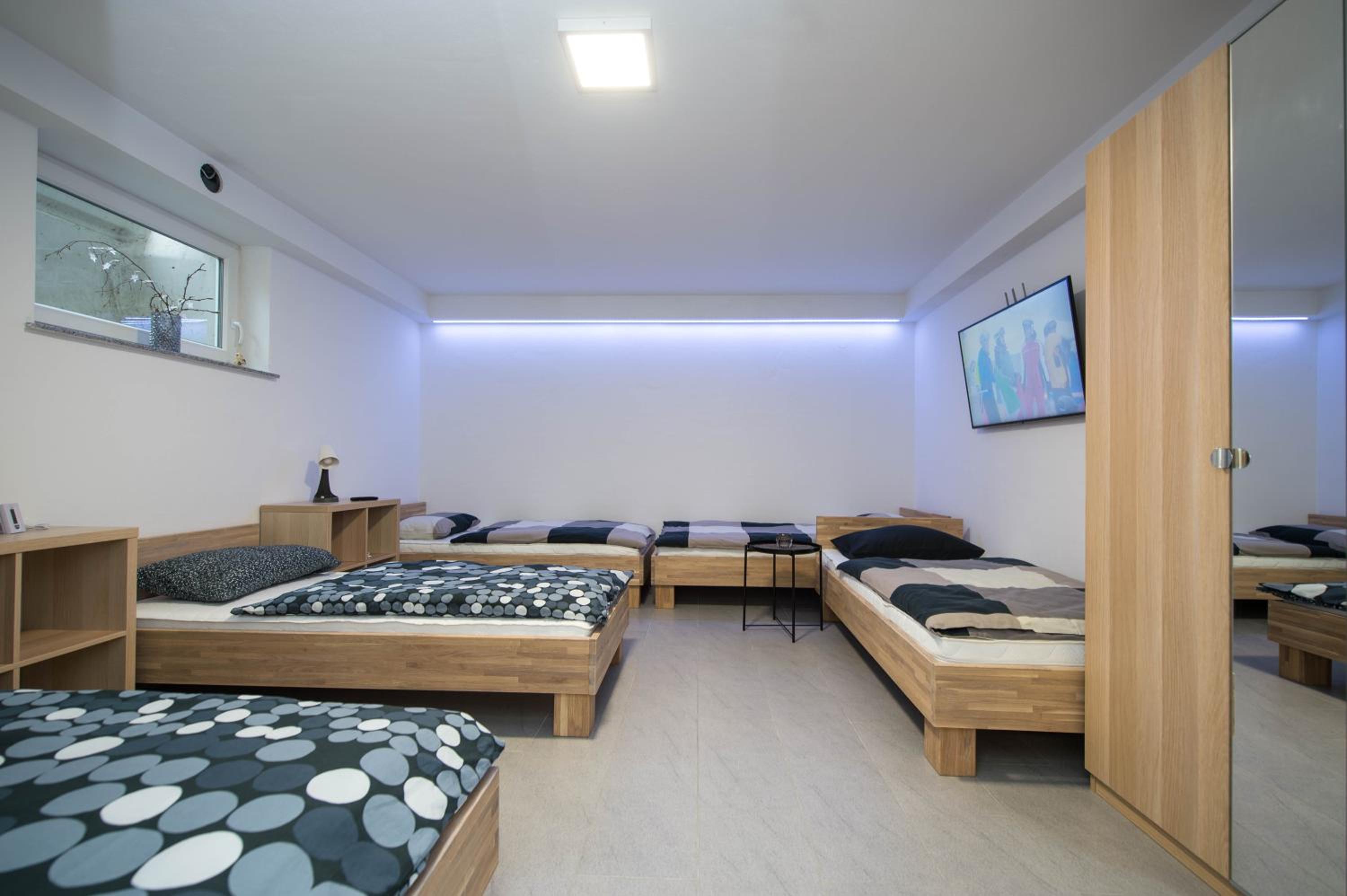 Economy One-Bedroom Apartment - Basement photo 1