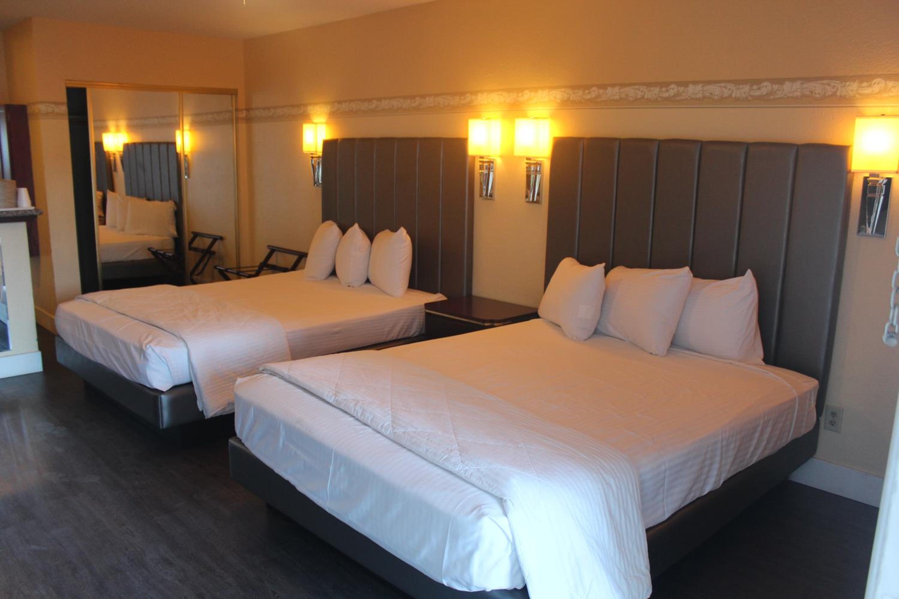 Two Double Beds - Photo 4