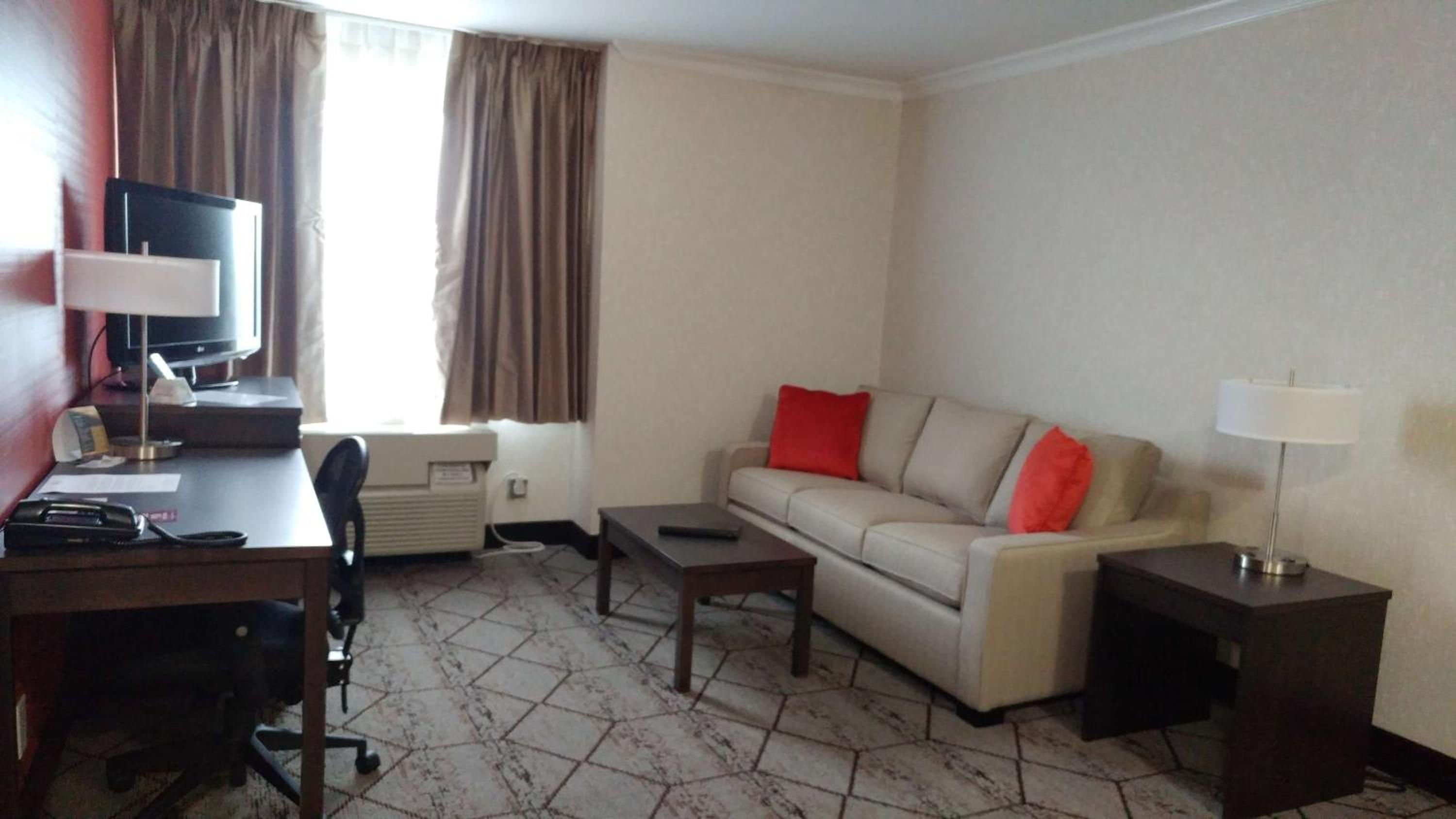 Queen suite with Kitchenette - Non-Smoking photo 3