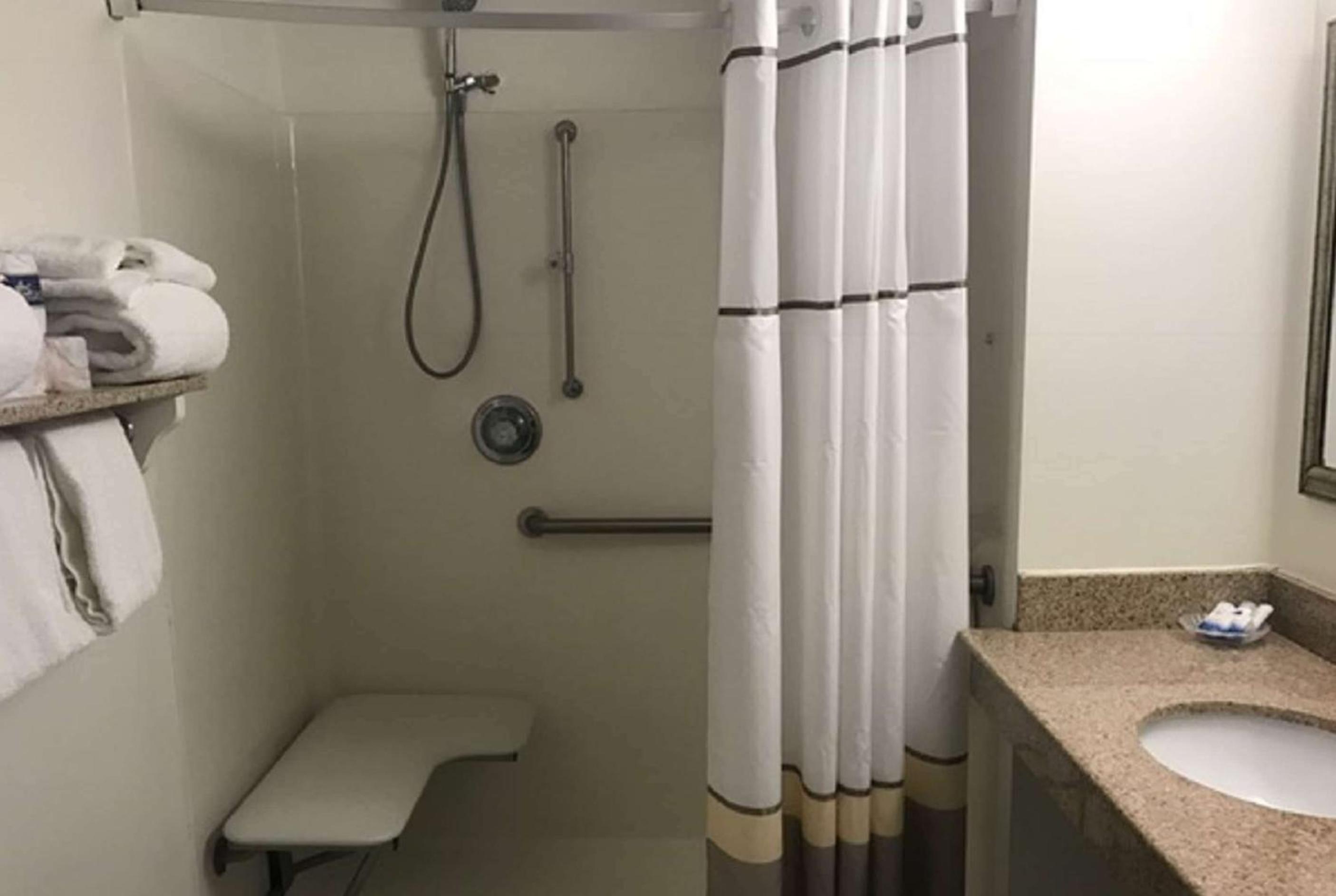King Room with Oceanfront View - First Floor/Mobility Accessible/Non-Smoking - Photo 6