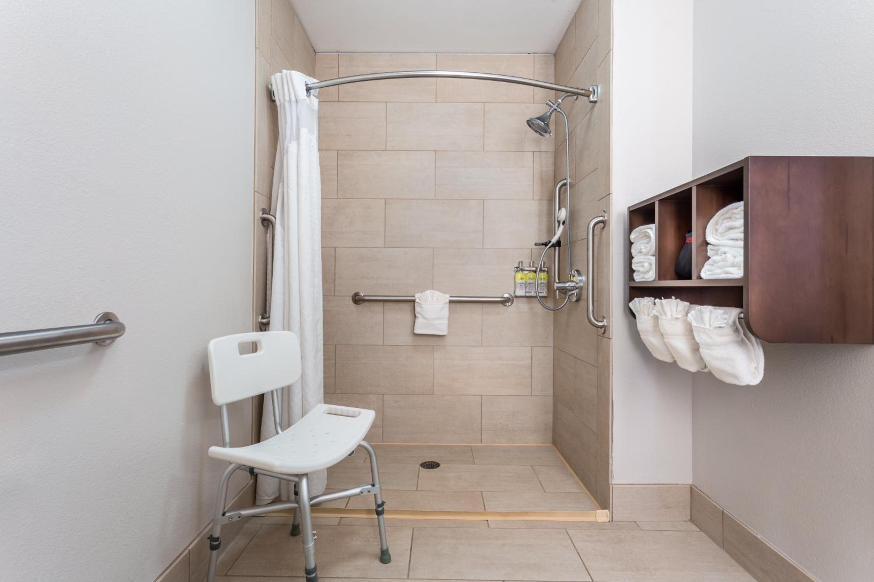 Standard King Room with Roll-in Shower - Mobility Accessible - Photo 2