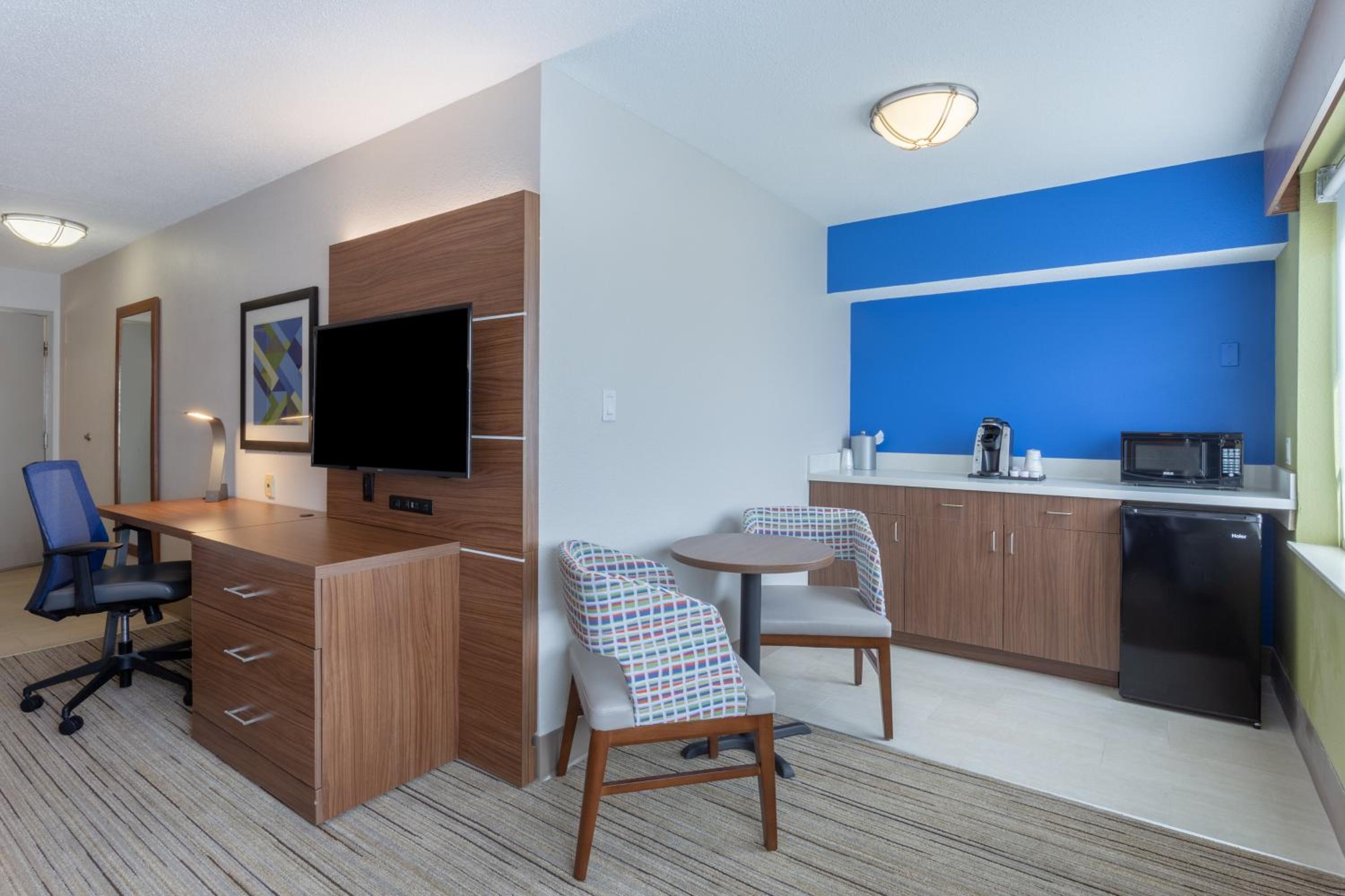 King Suite - Non-Smoking - Photo 1