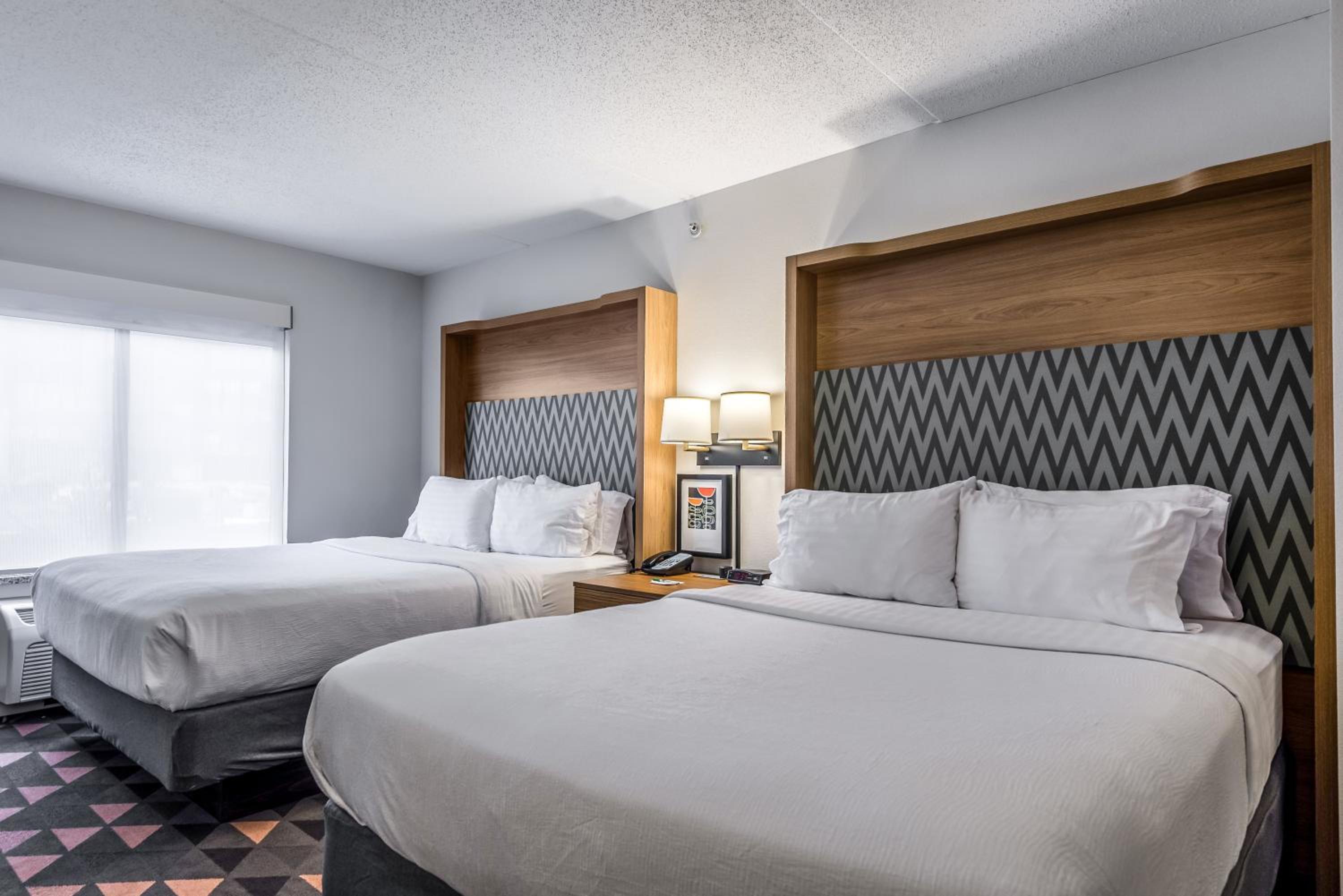 Standard Room with Two Queen Beds - Photo 3