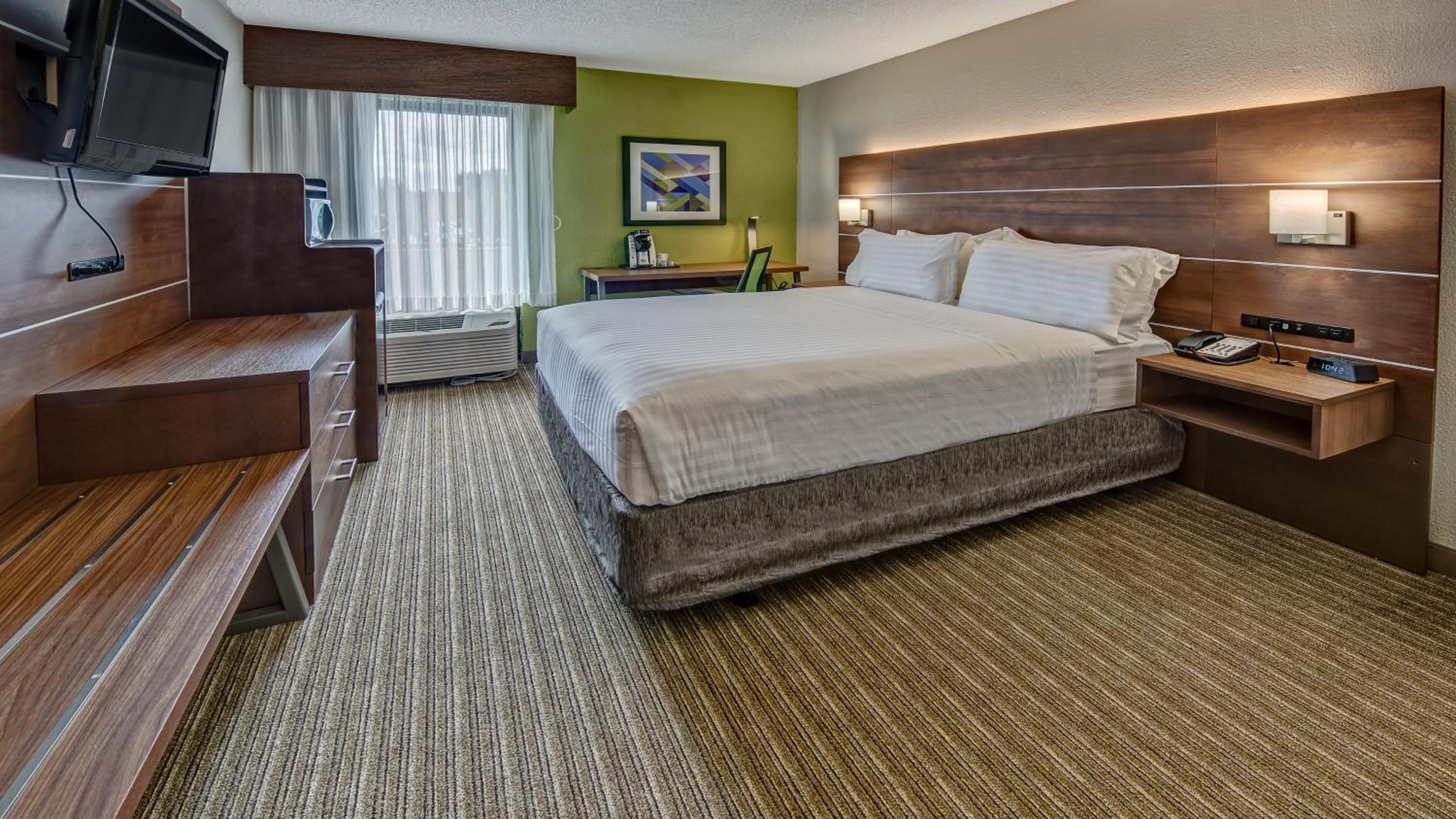 Standard King Room - Photo 7