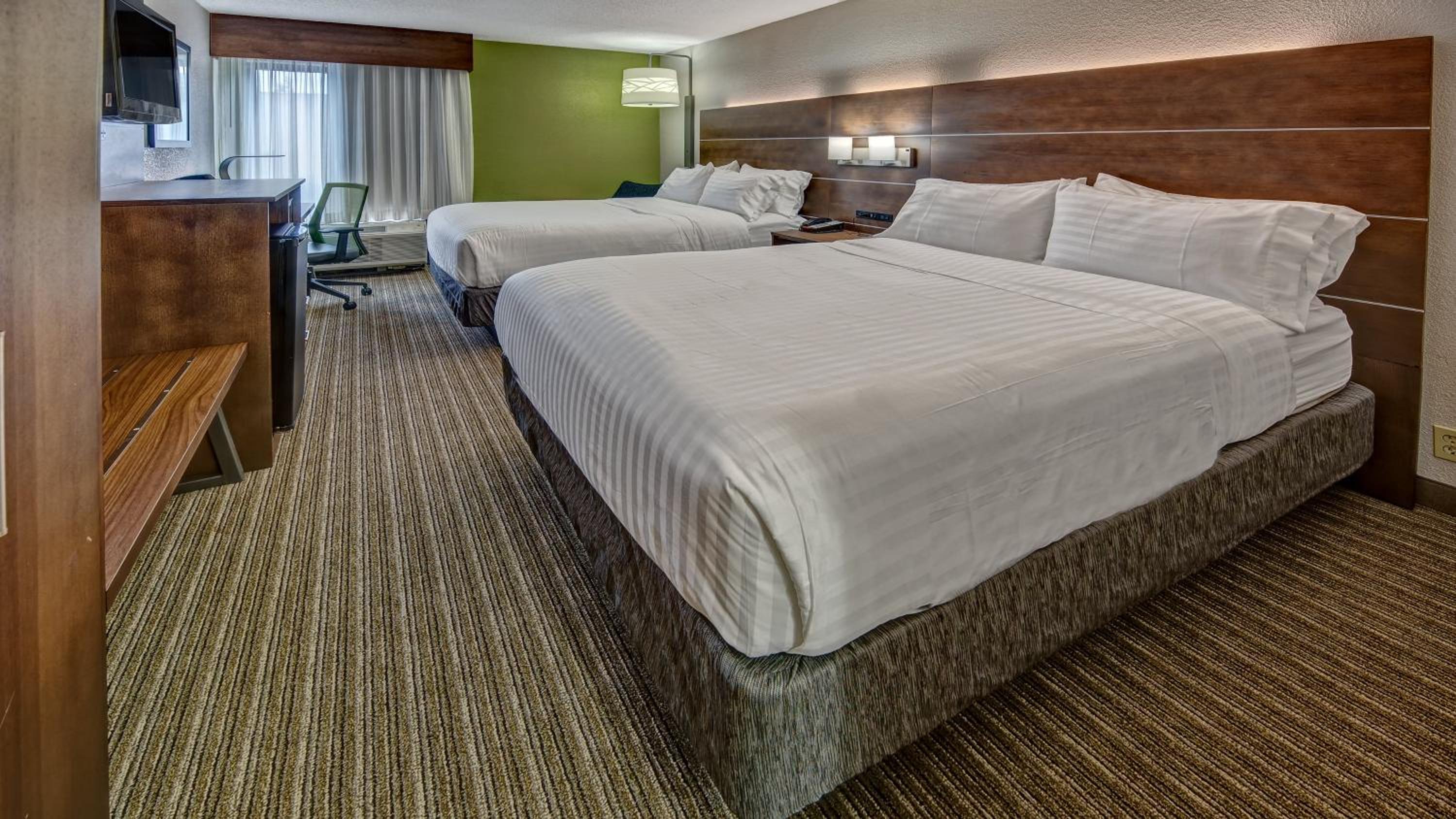 Standard Queen Room with Two Queen Beds - Photo 4