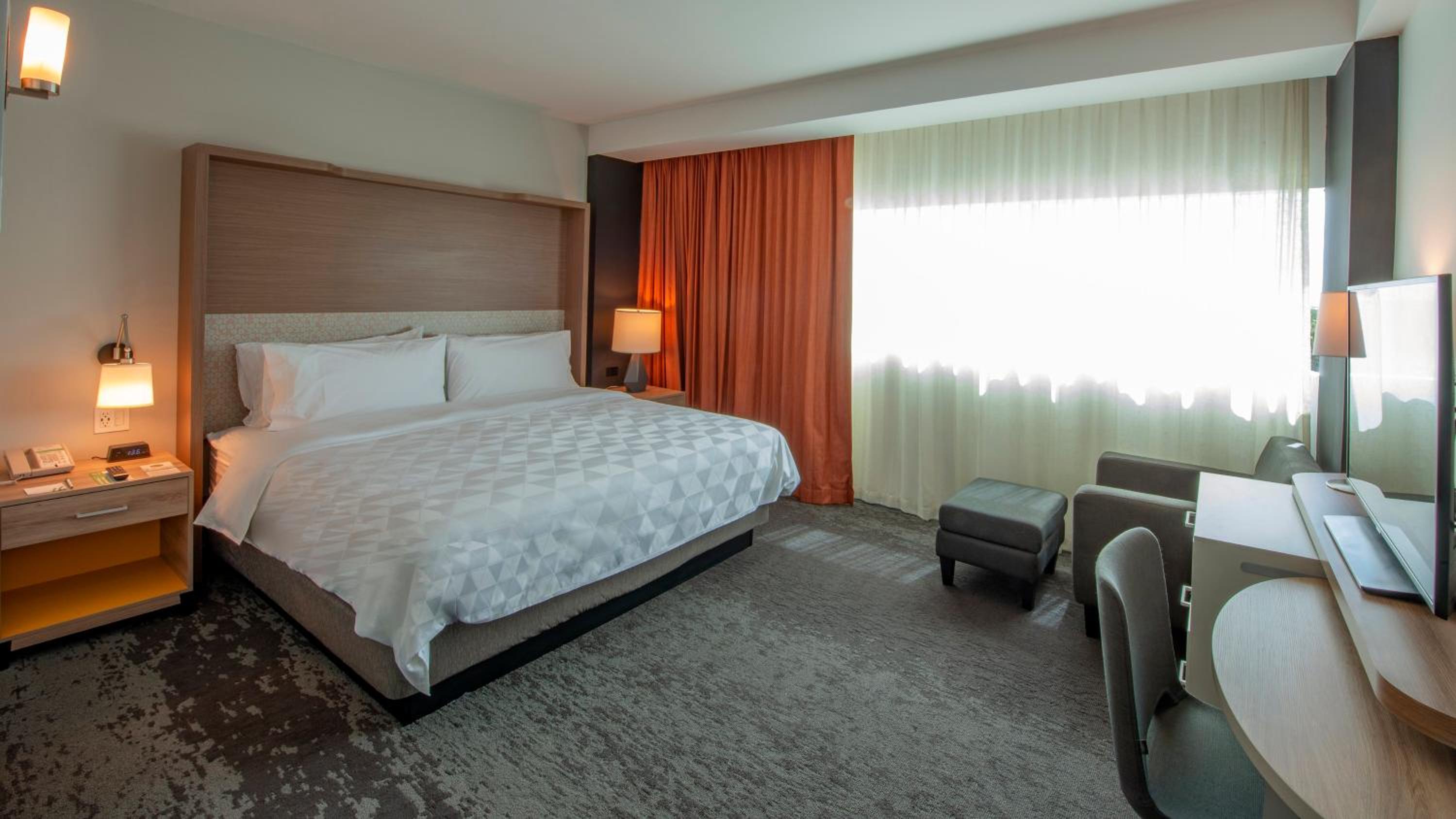 Premium King Room - Photo 2
