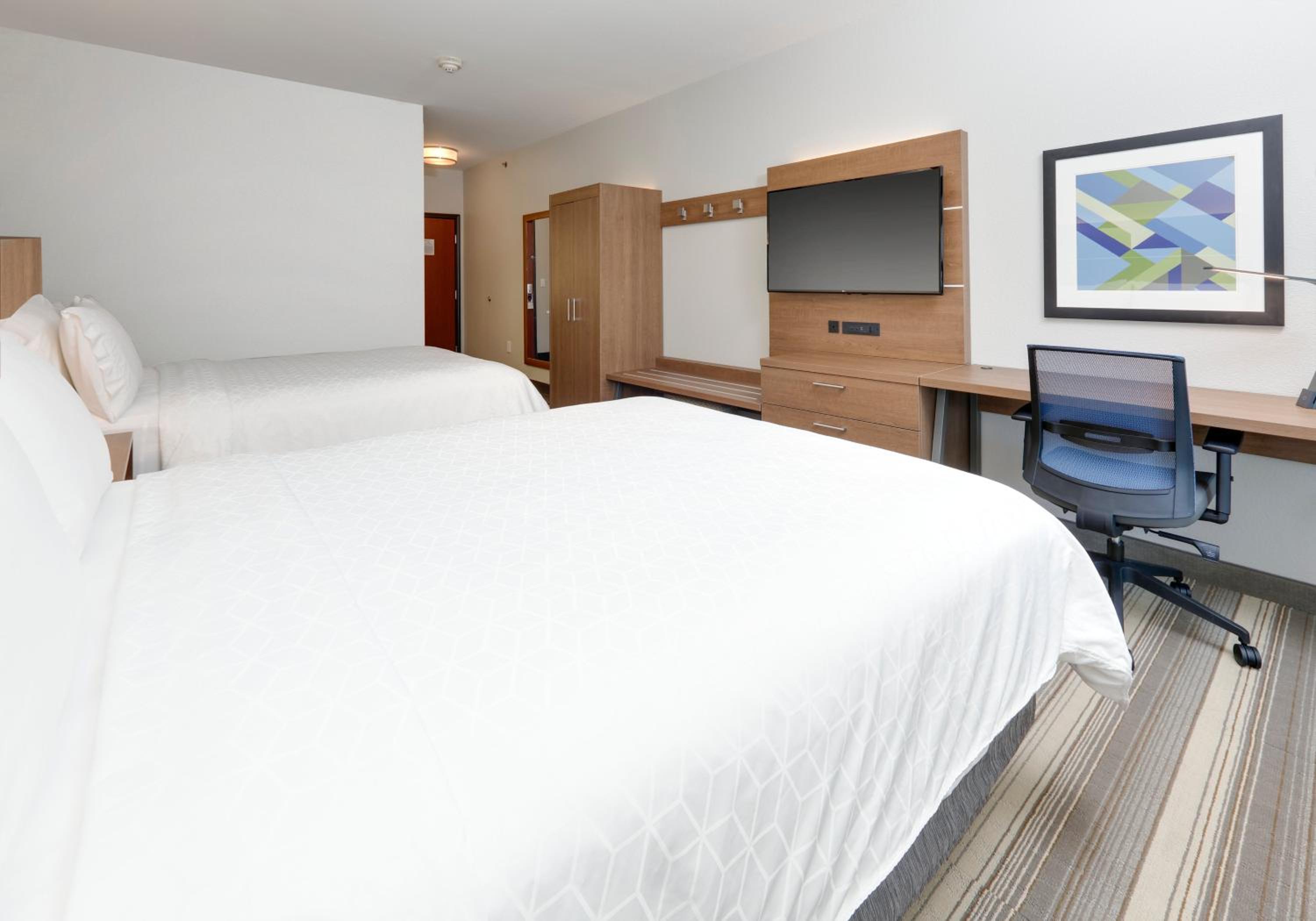 Standard Queen Room with Two Queen Beds - Photo 2