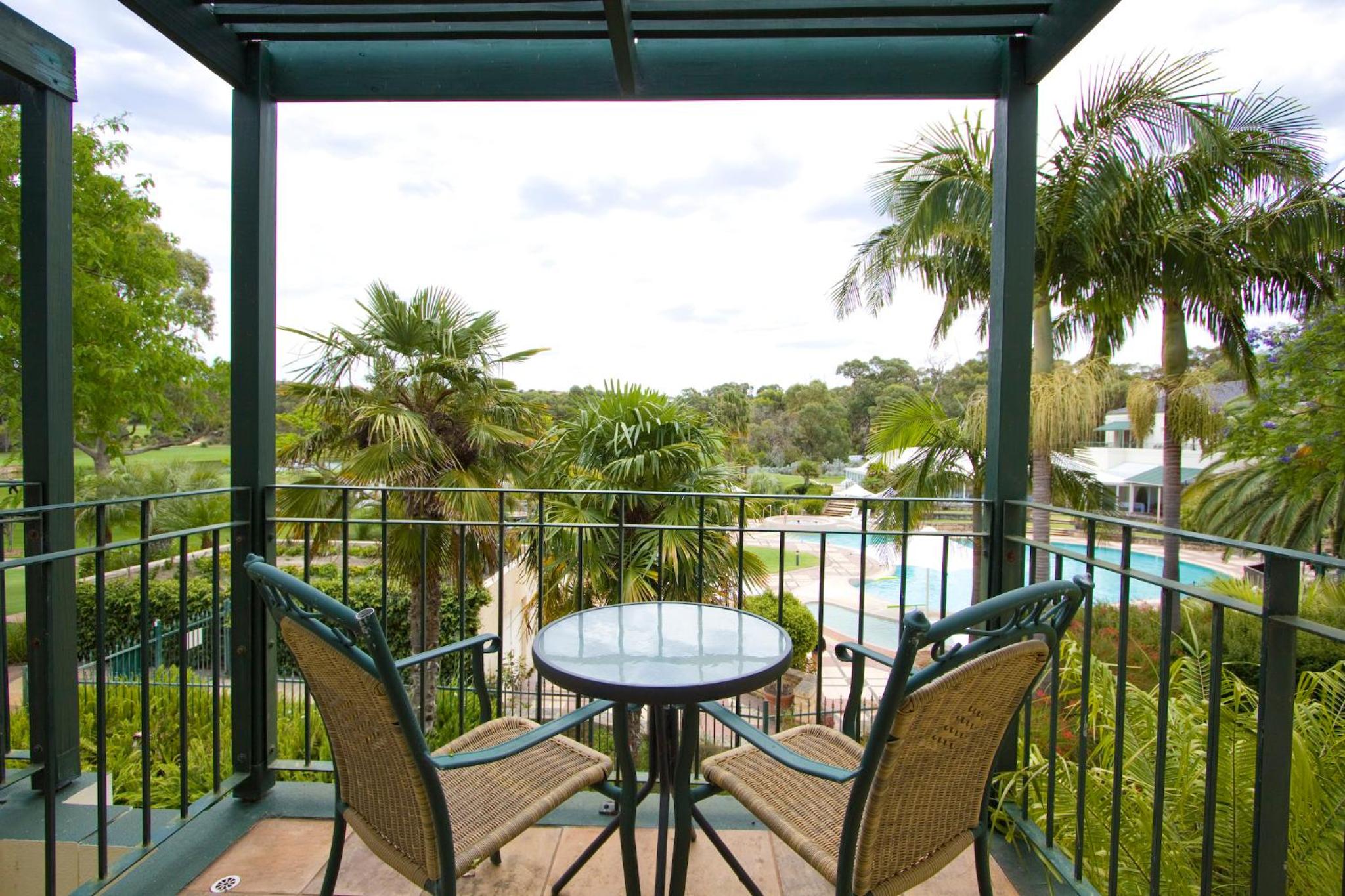 Twin Room with Lake View - Photo 4