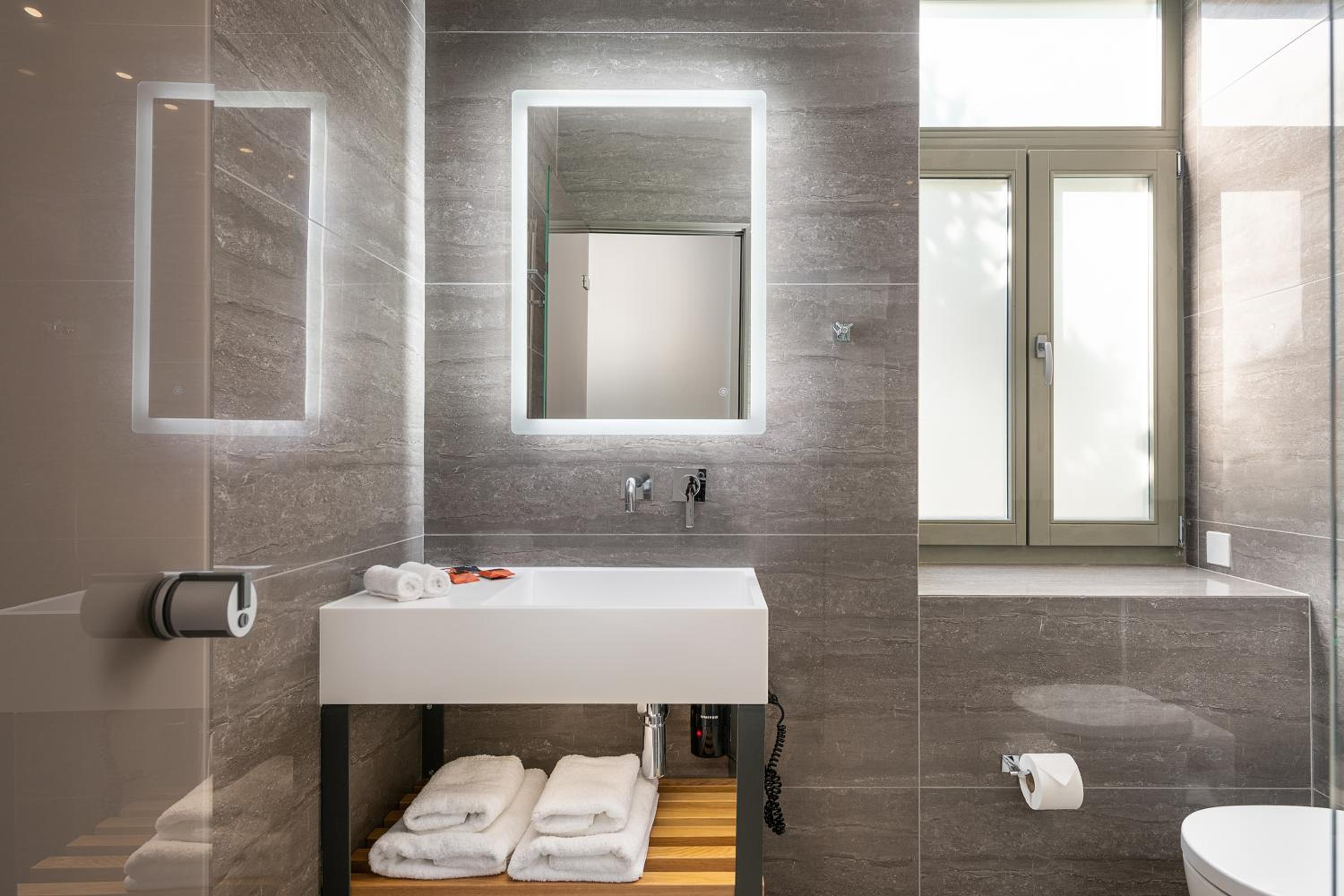Deluxe Double or Twin Room with Balcony - Photo 9