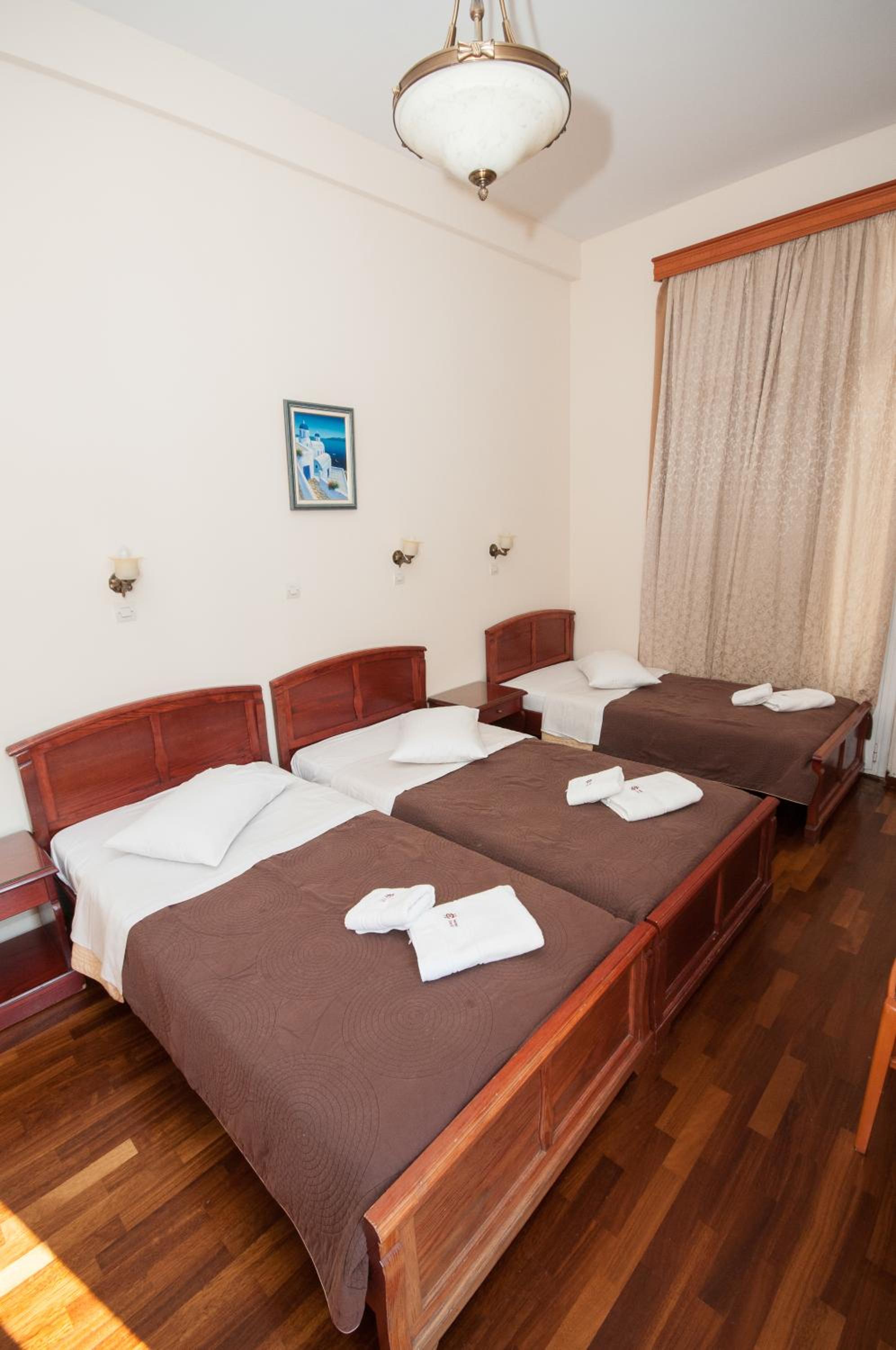 Economy Triple Room photo 2