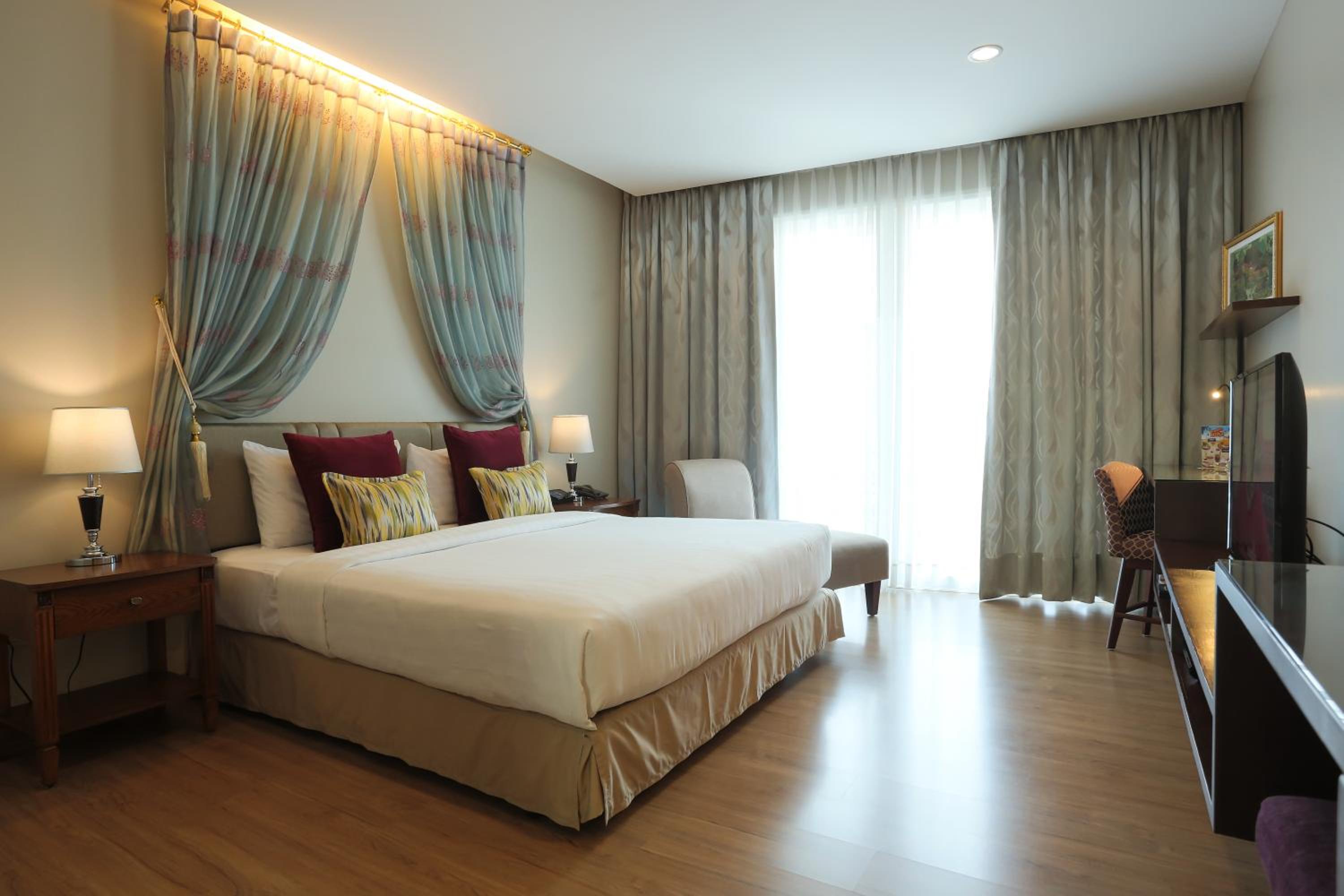 Deluxe Double Room thumbnail 6