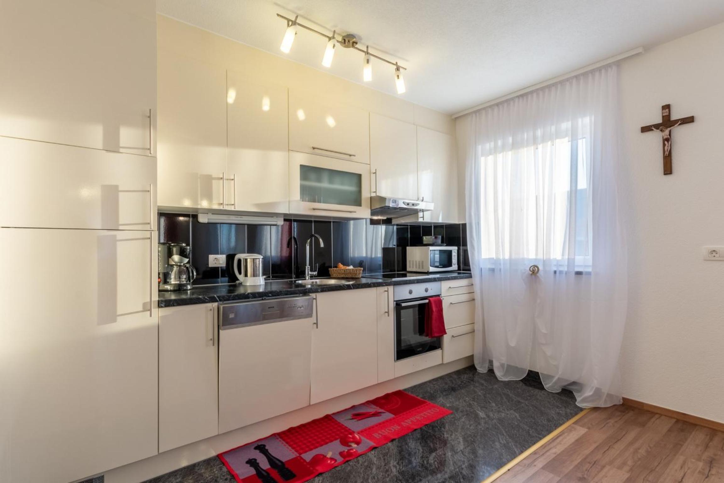 Two-Bedroom Apartment with Balcony and Sea View photo 3