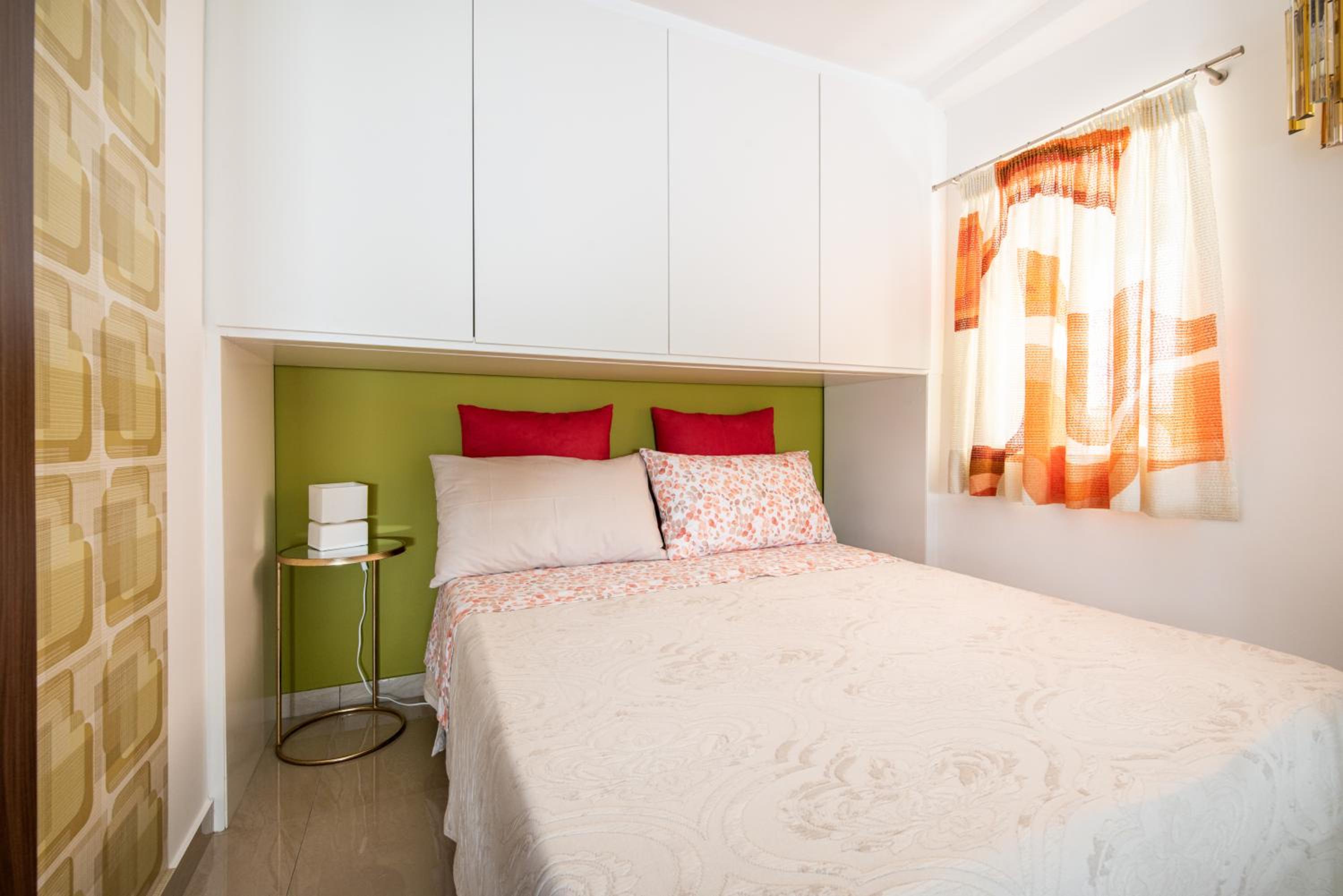 Studio Apartment with Balcony photo 3