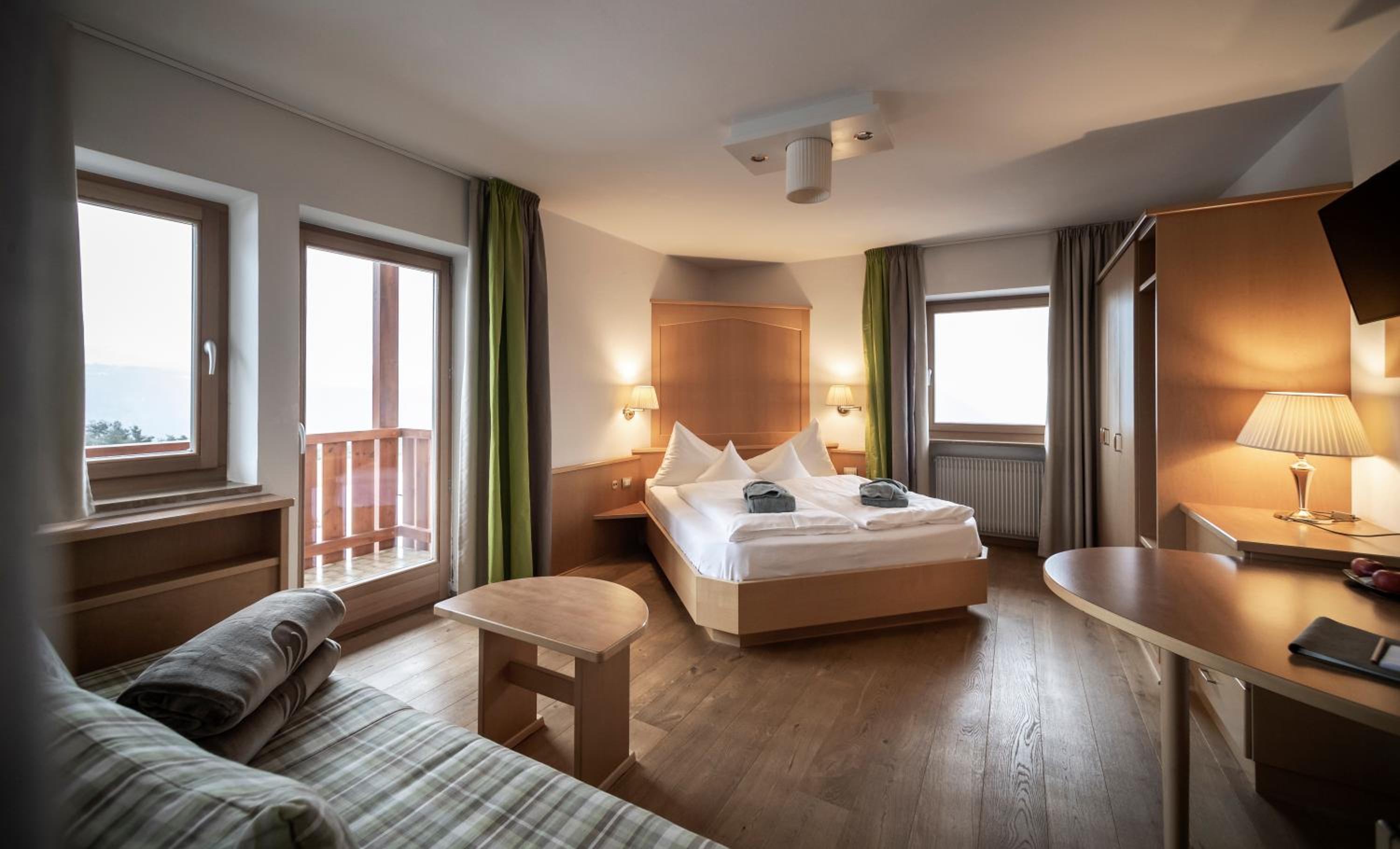 Deluxe Junior Suite - Photo 15
