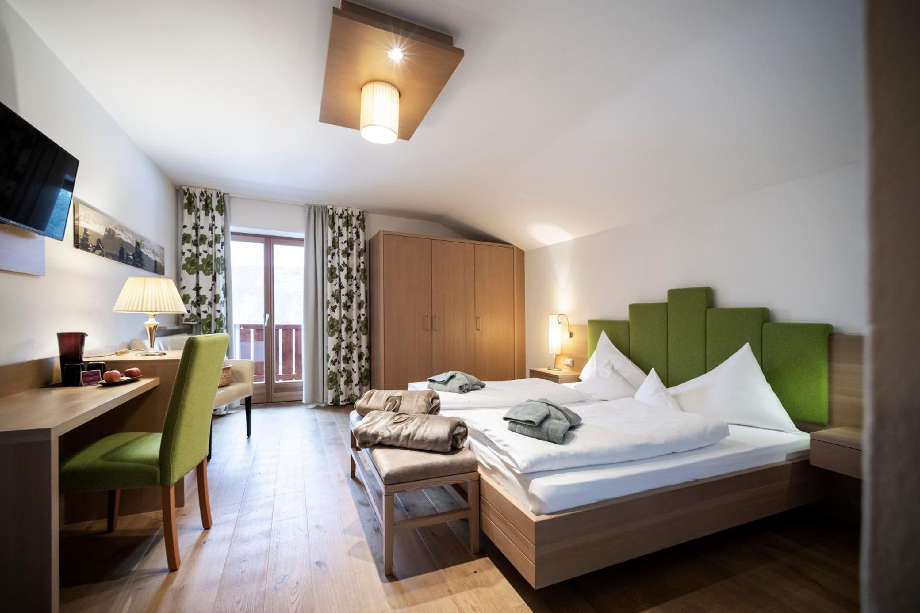 Deluxe Junior Suite - Photo 26