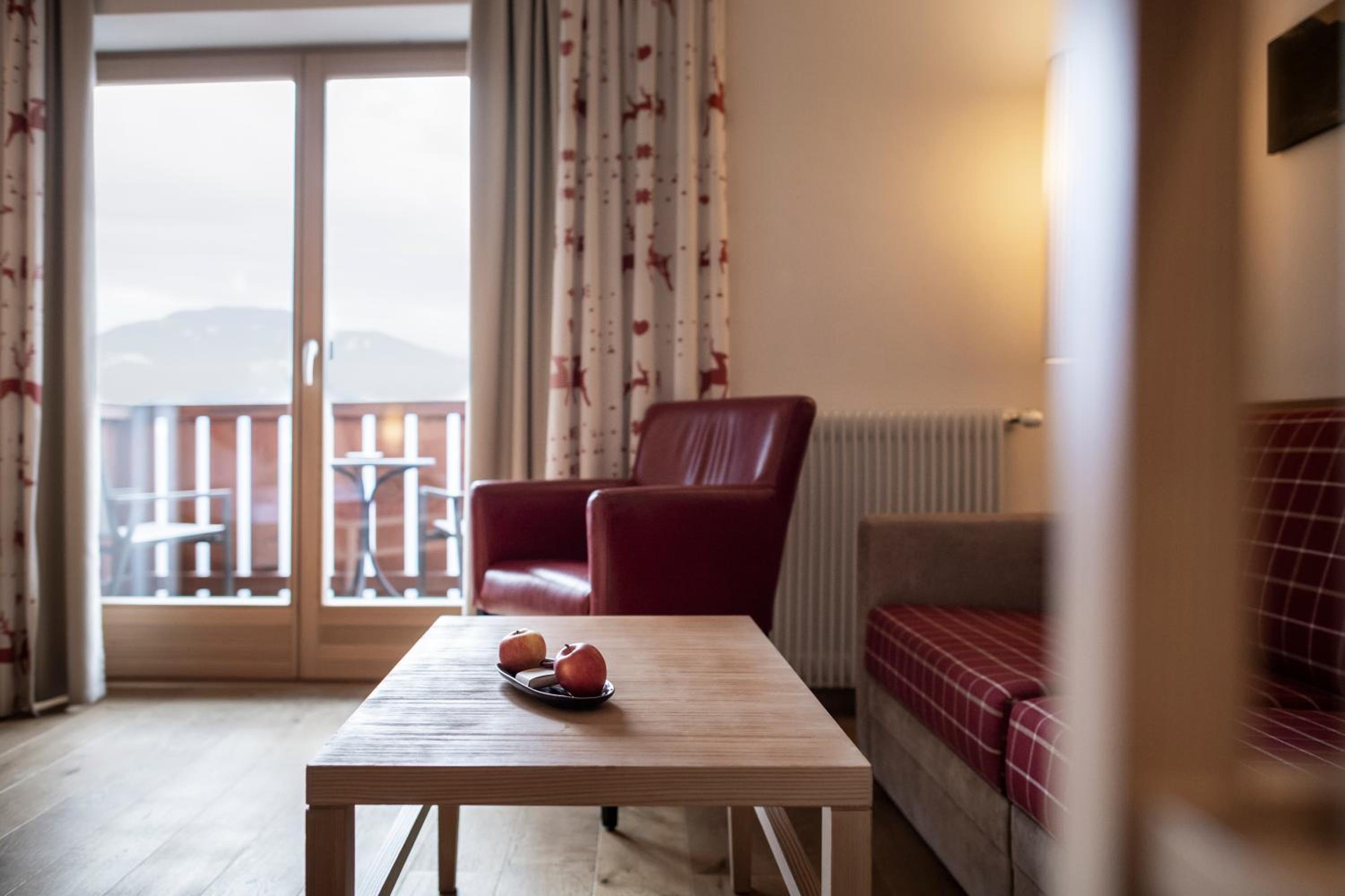Deluxe Junior Suite - Photo 19