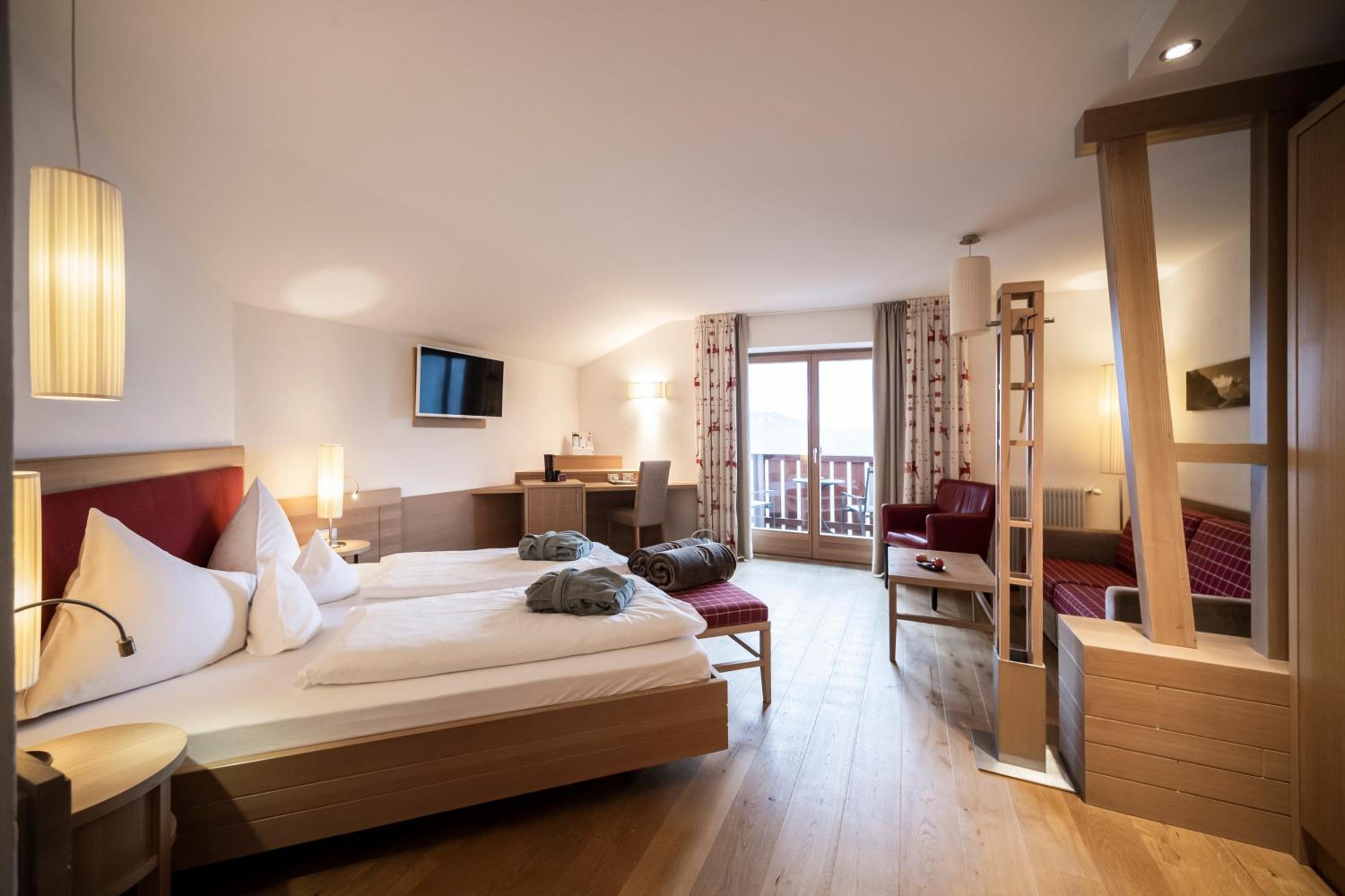 Deluxe Junior Suite - Photo 20