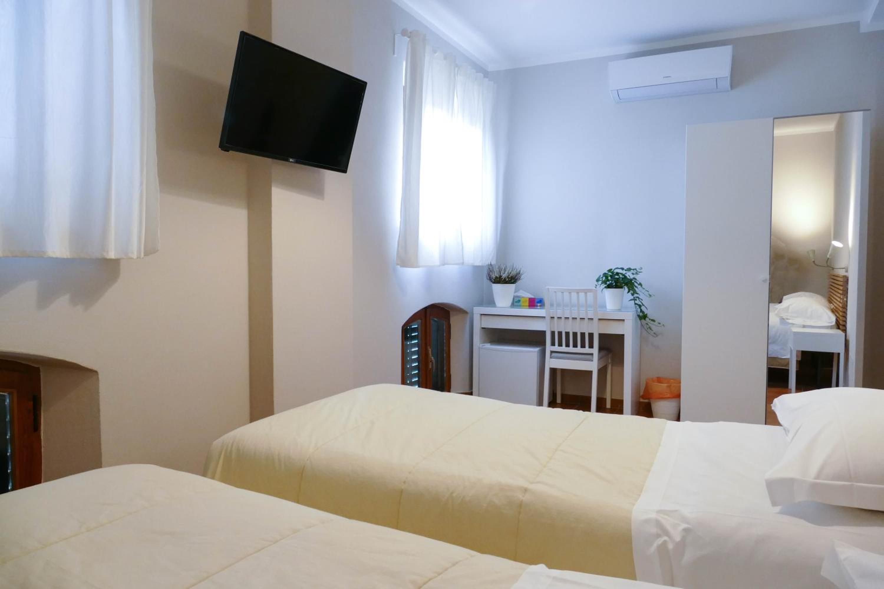Twin Room with Private Bathroom photo 3