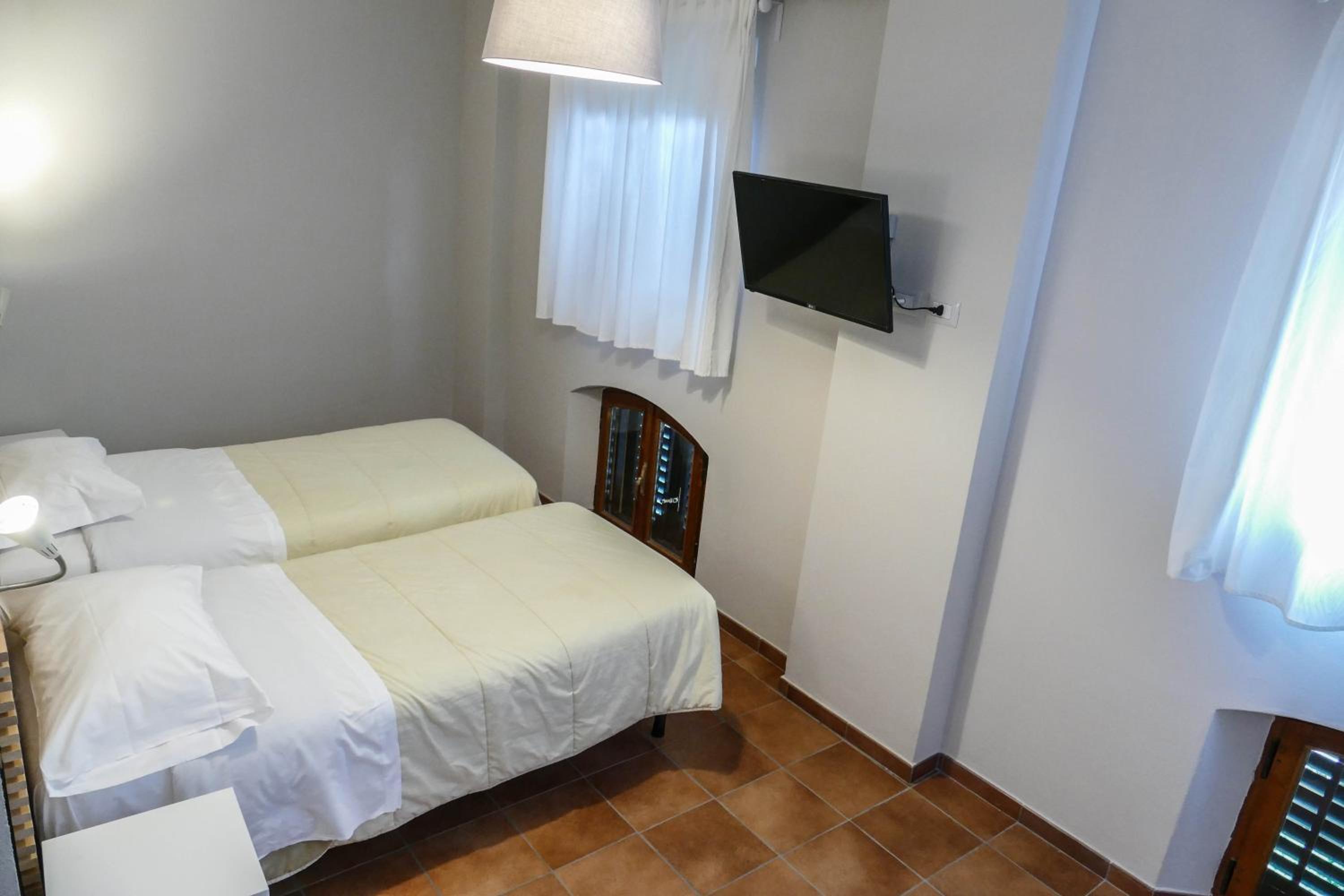Twin Room with Private Bathroom photo 2