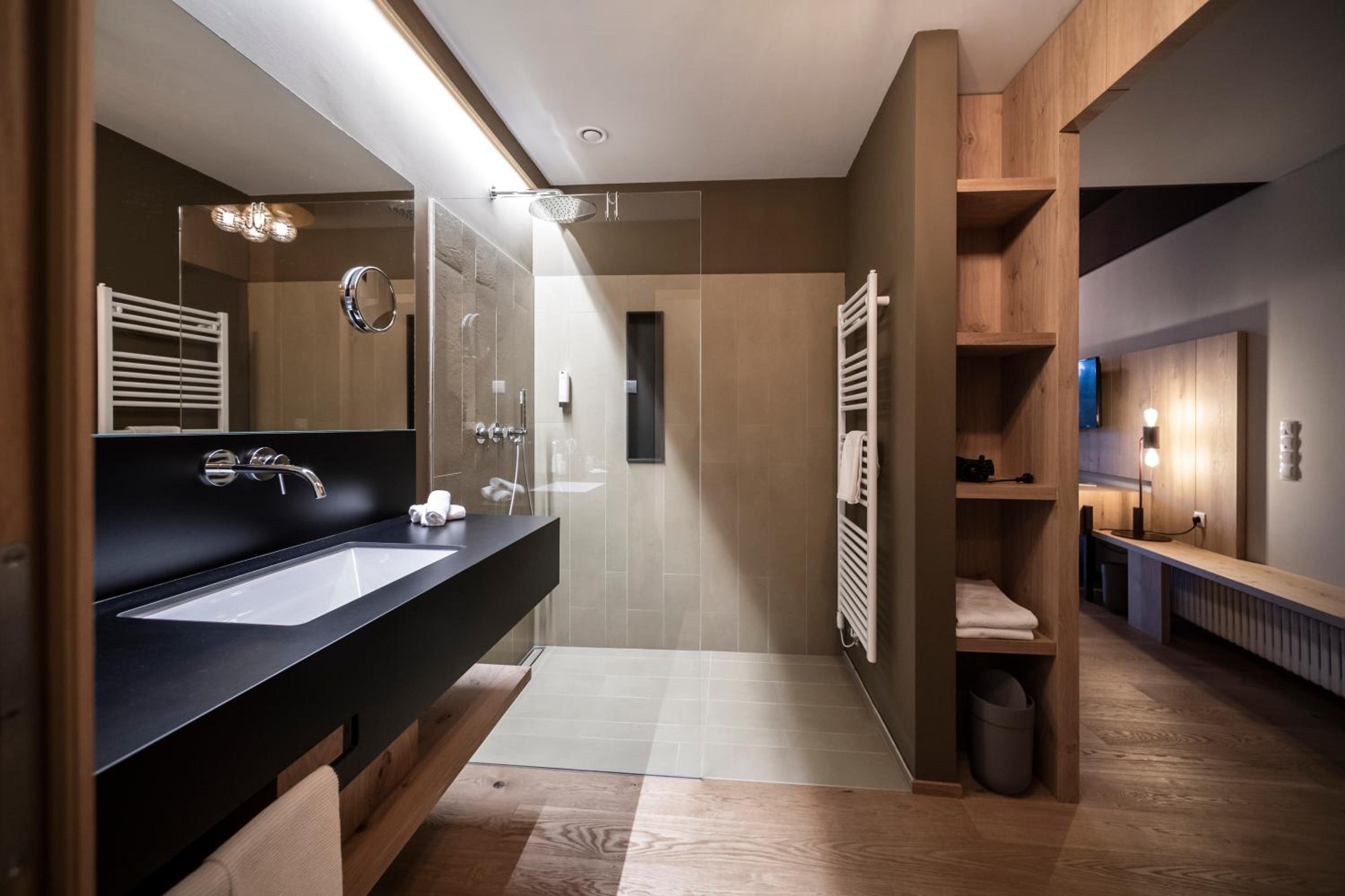 Junior Suite with Mountain View - Photo 13