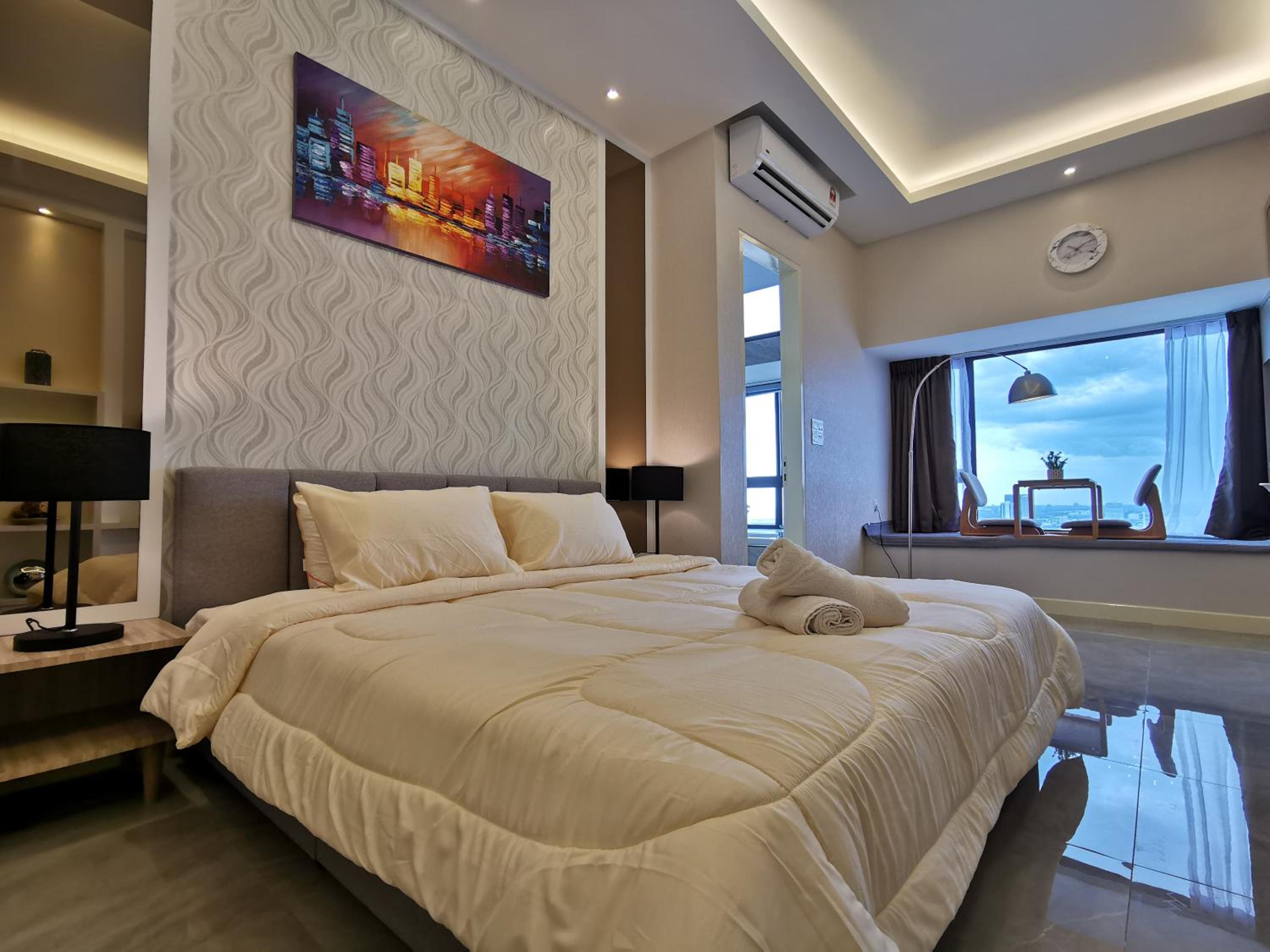 Deluxe King Studio (Private Bathtub & Partial Sea View)