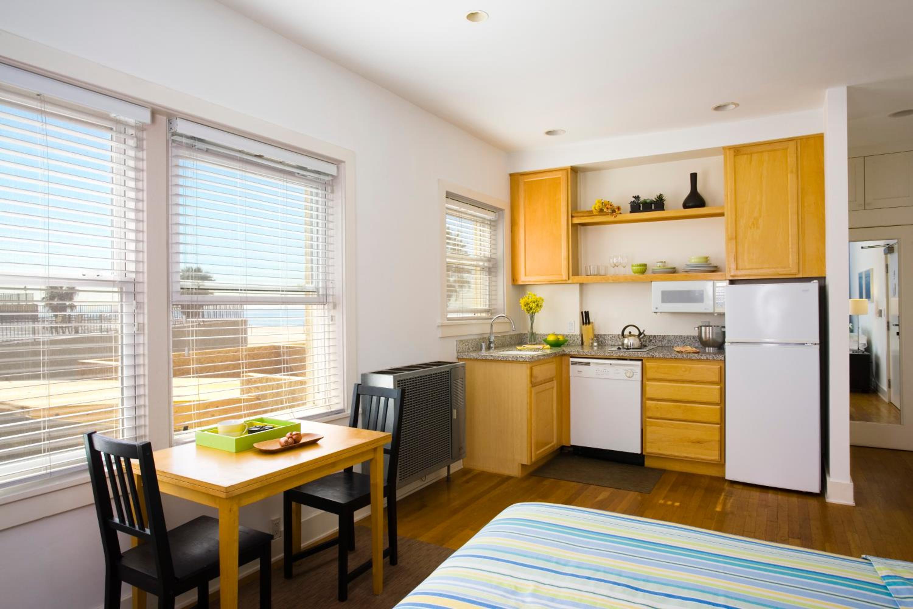 Studio Suite with Partial Ocean View - 1 Queen Bed