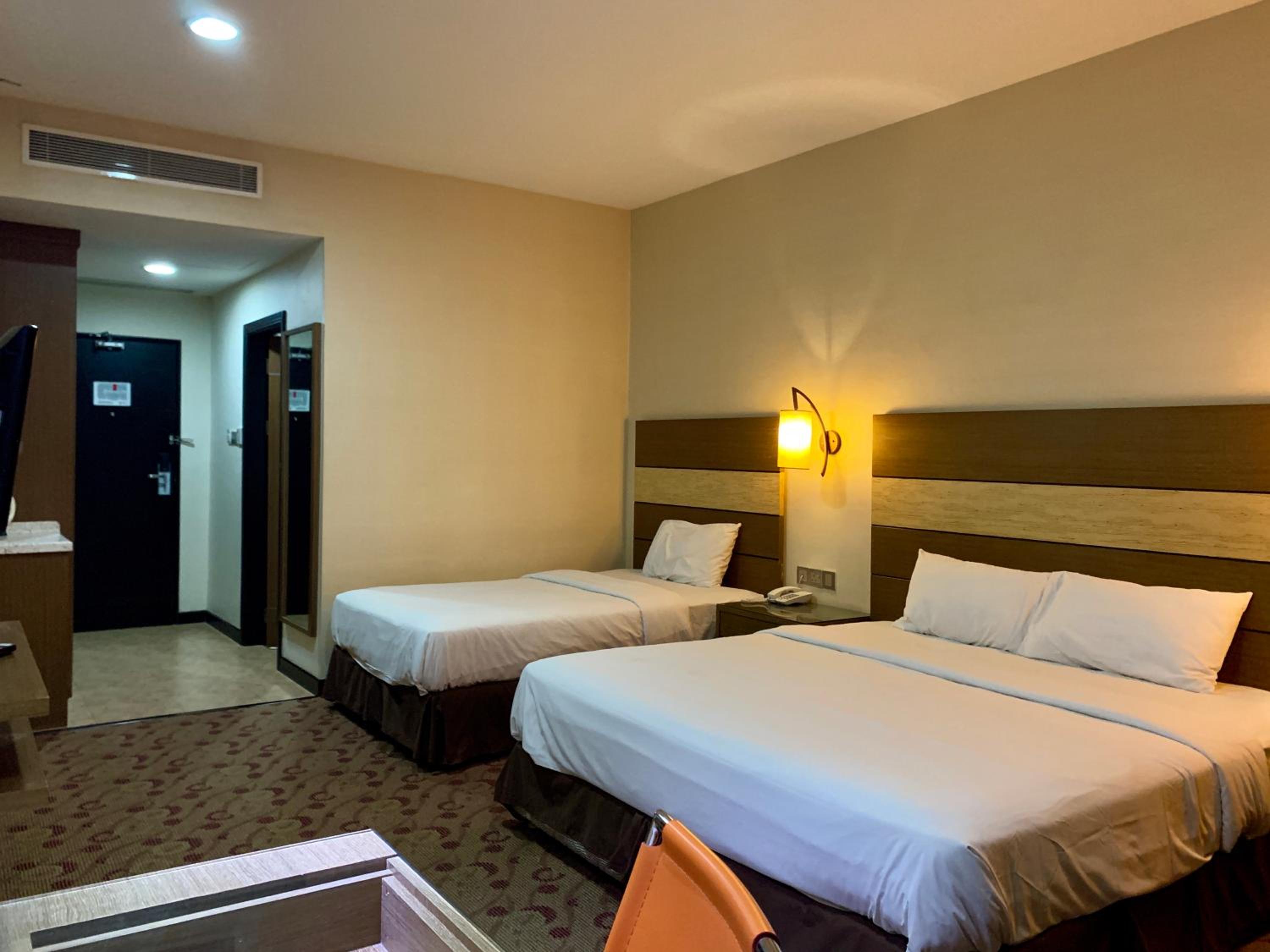 Deluxe Triple Room photo 2
