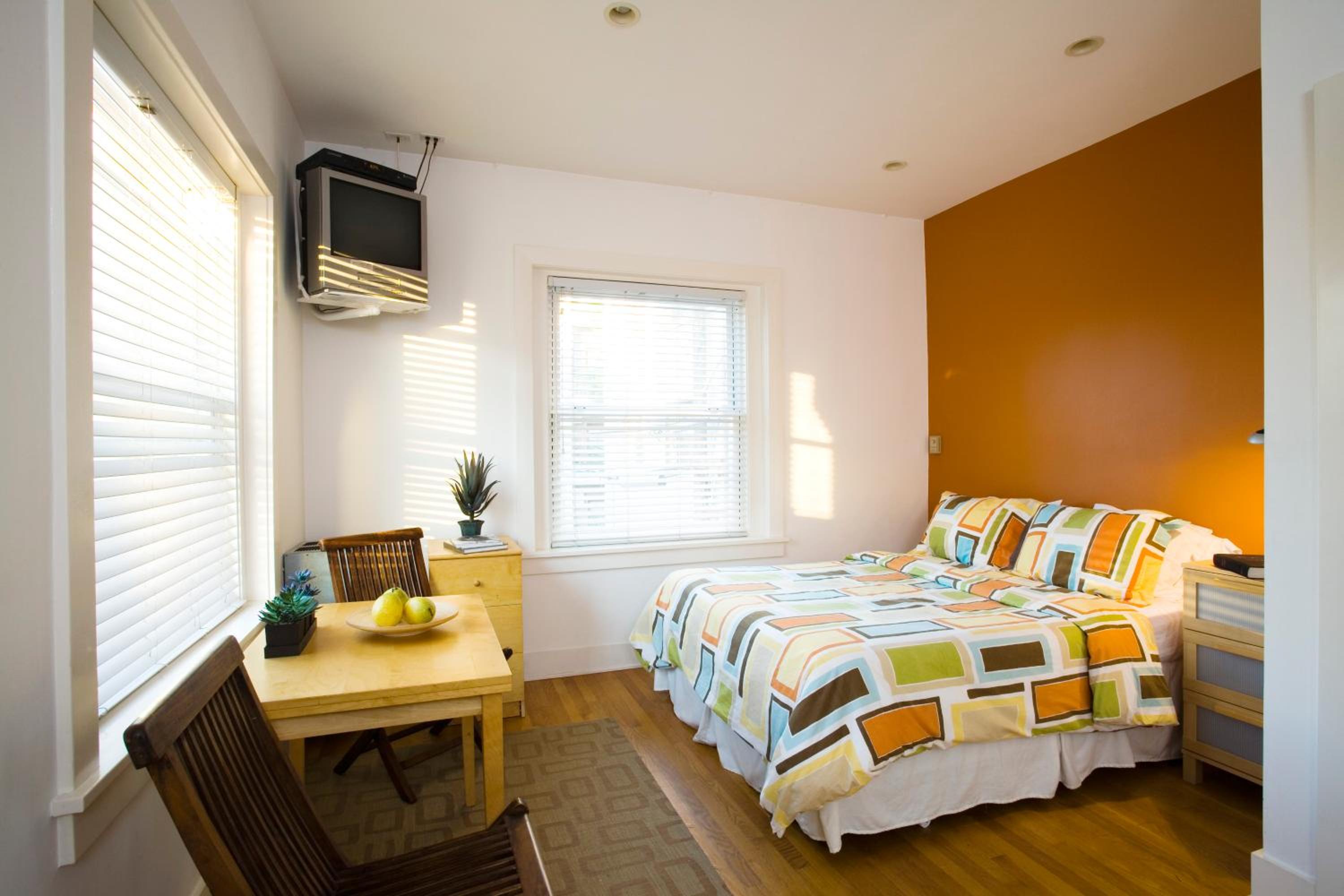 Junior Studio Suite - 1 Queen Bed
