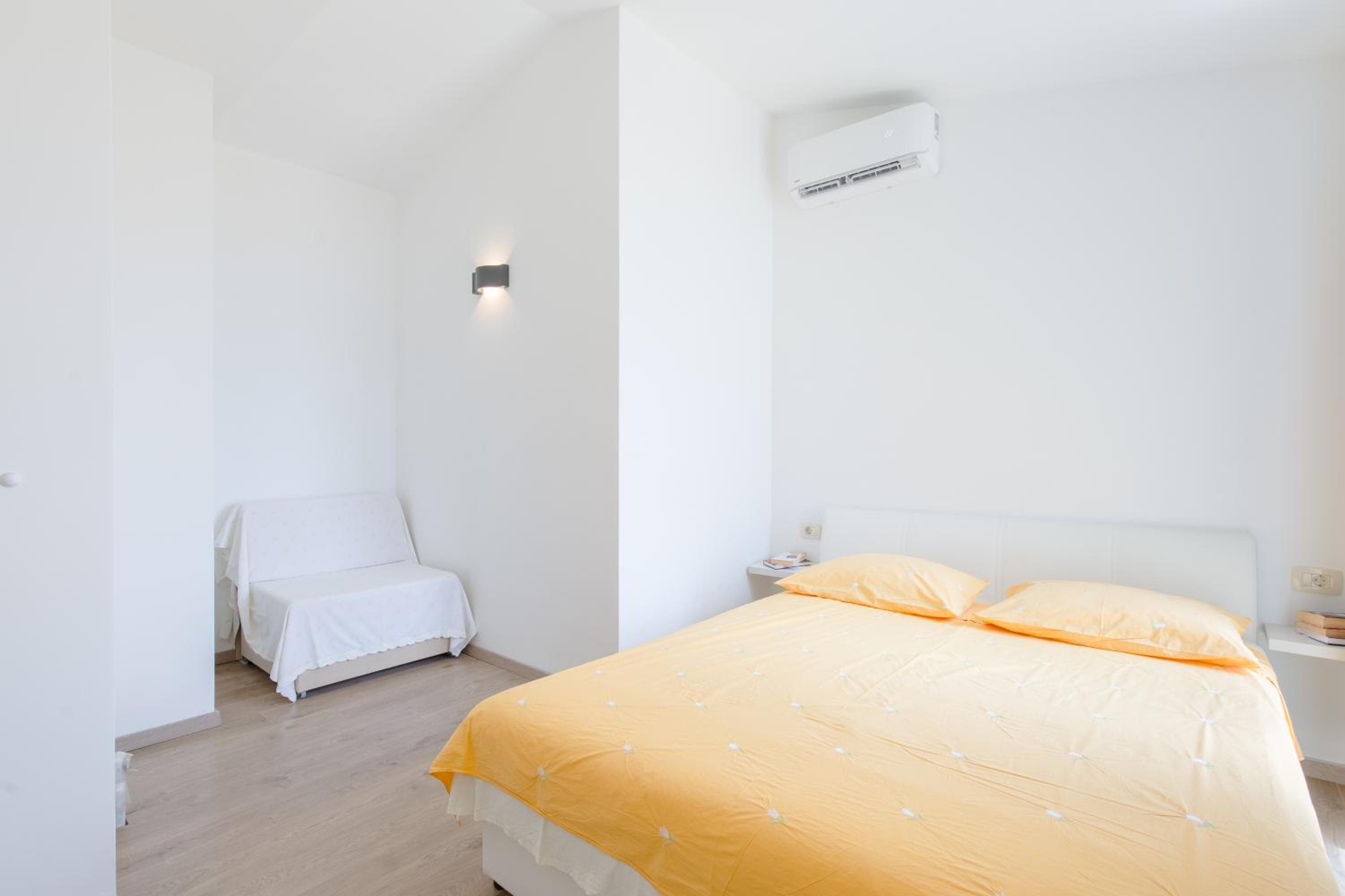 One-Bedroom Apartment - Photo 2