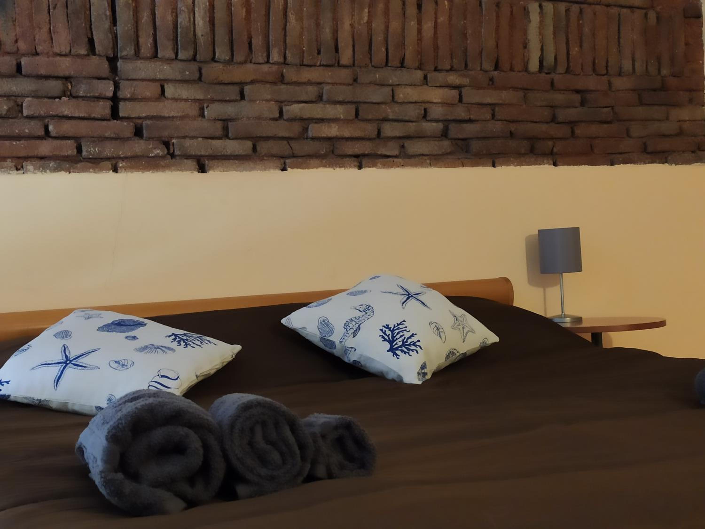One-Bedroom Apartment - Photo 2