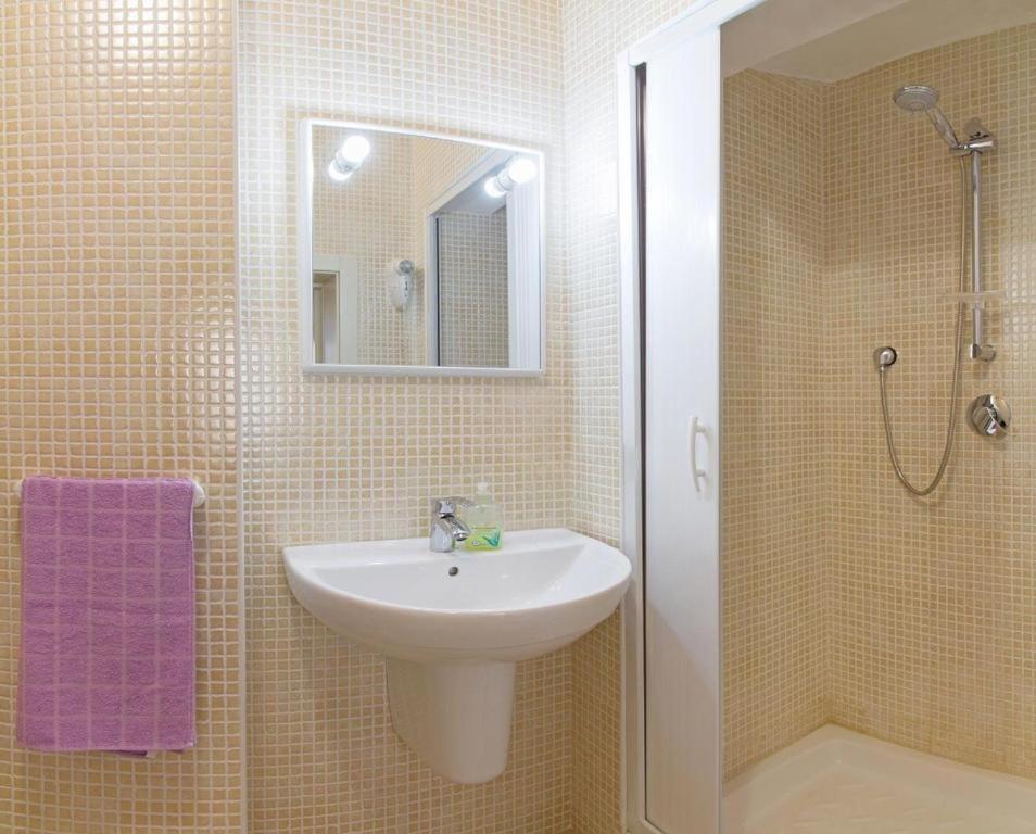 Double Room with Balcony - Photo 6