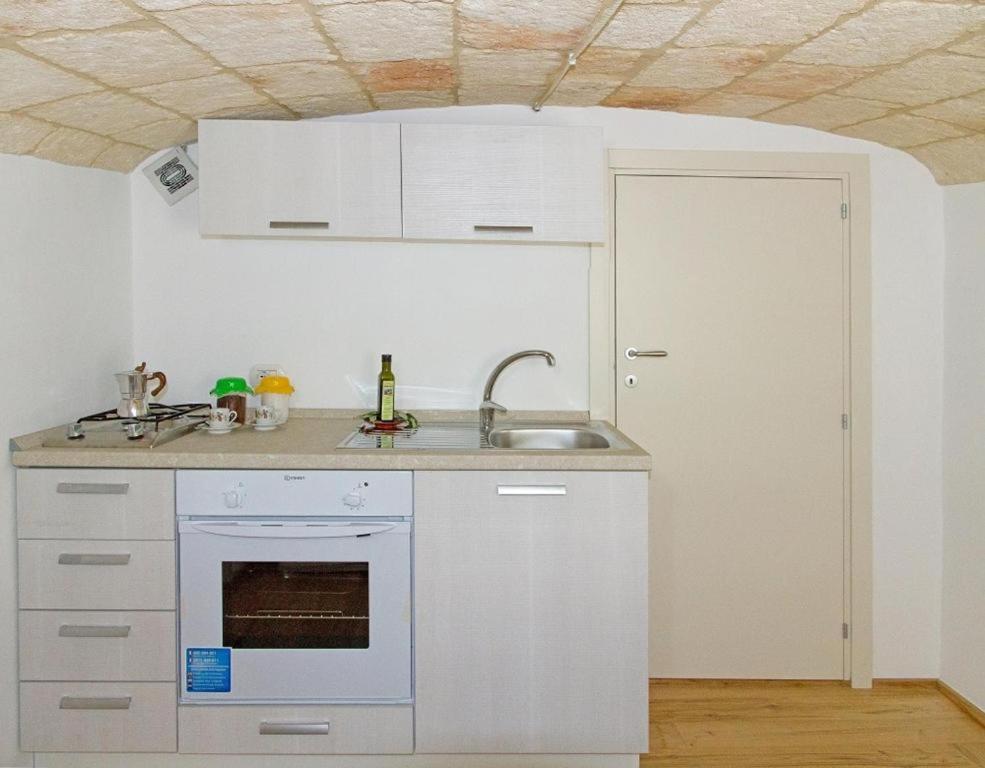Double Room with Balcony - Photo 4