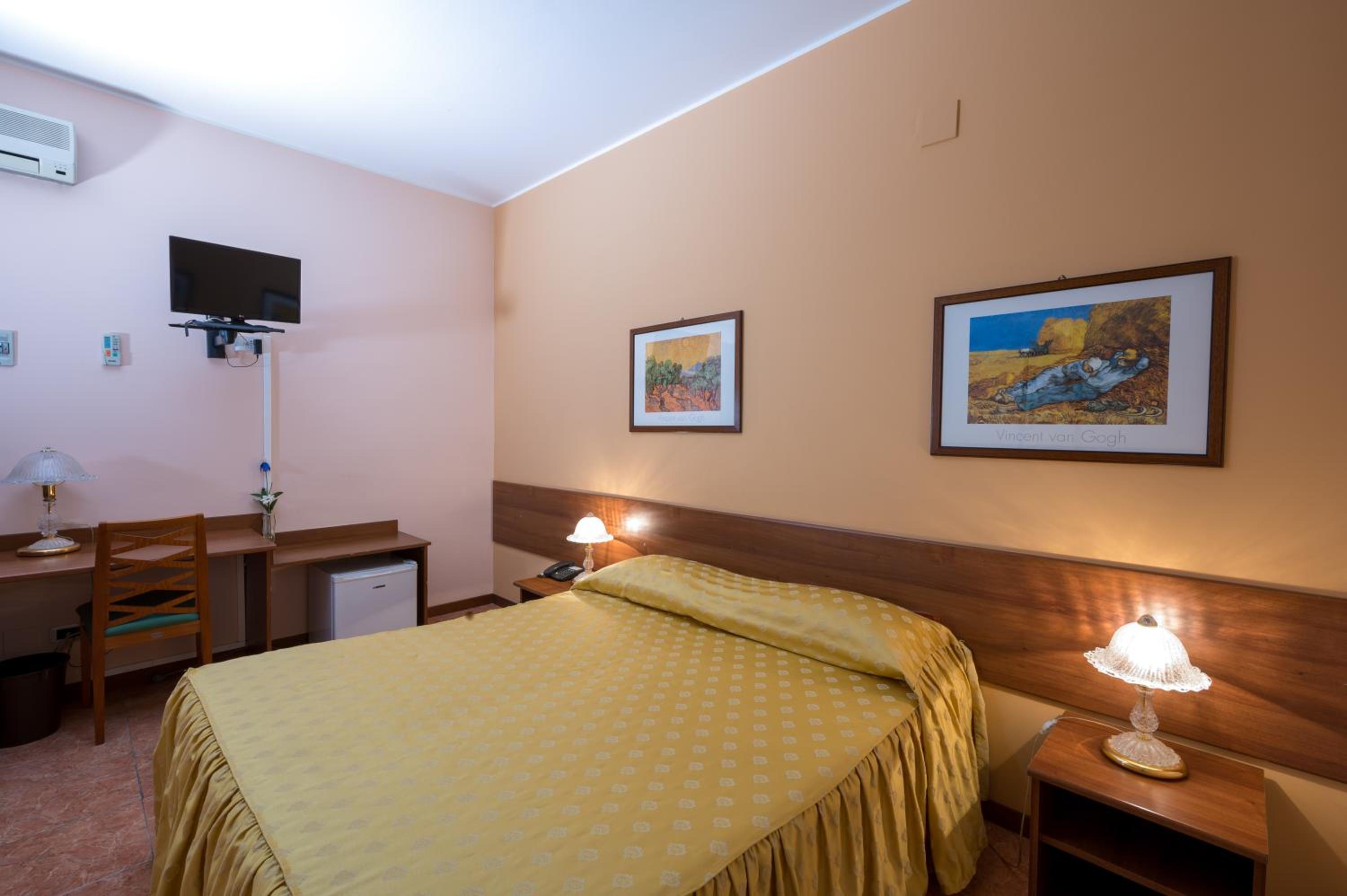 Standard Double Room photo 3