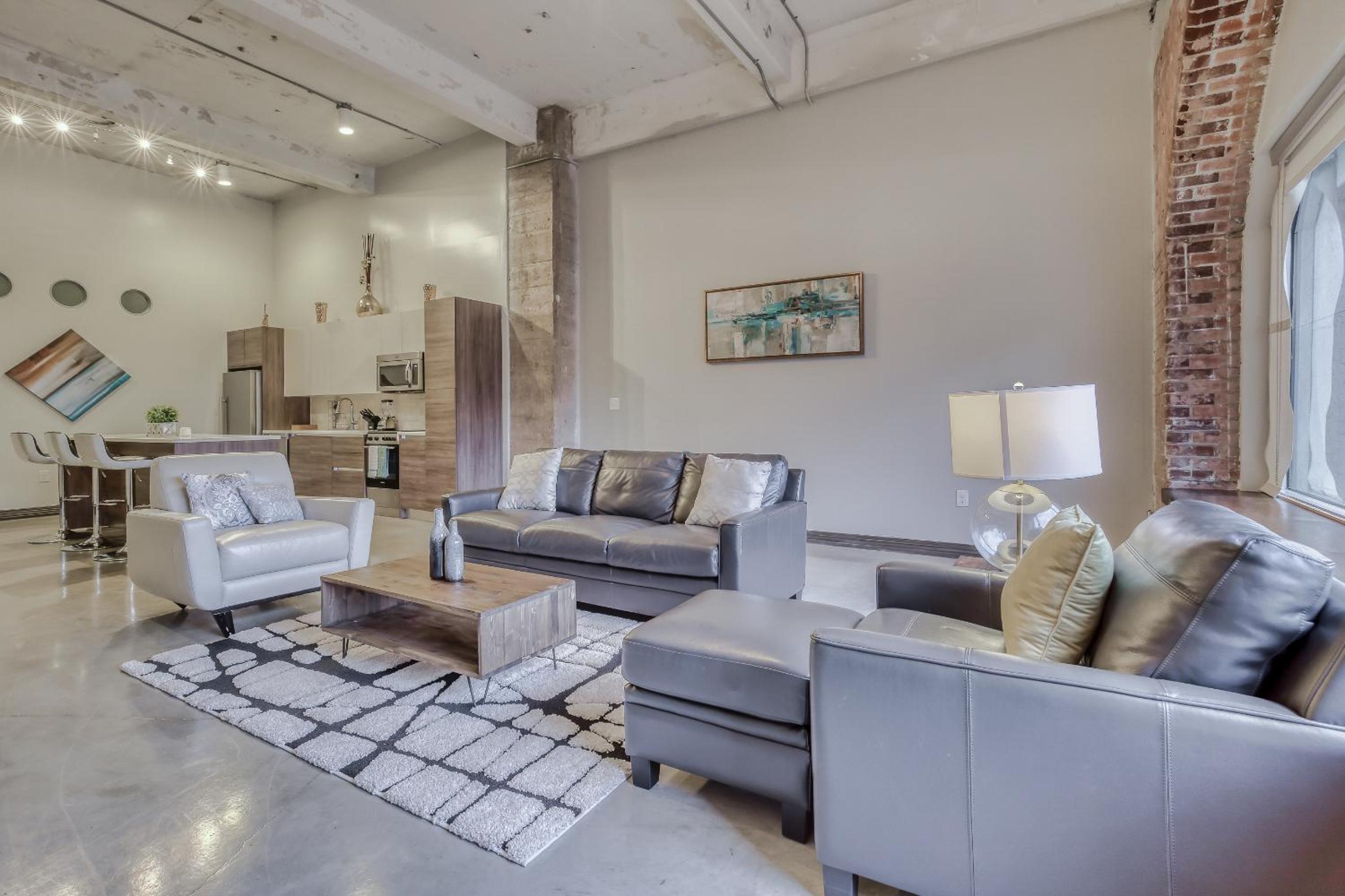 Spacious 2BR Loft |Pool+Wifi+Valet