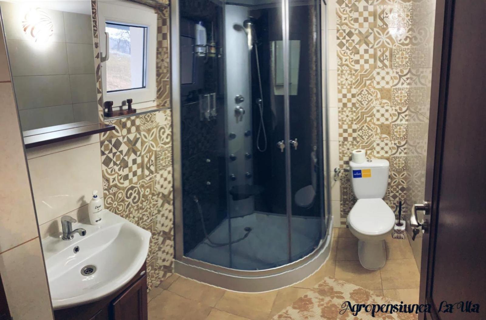 Family Room with Private Bathroom photo 2