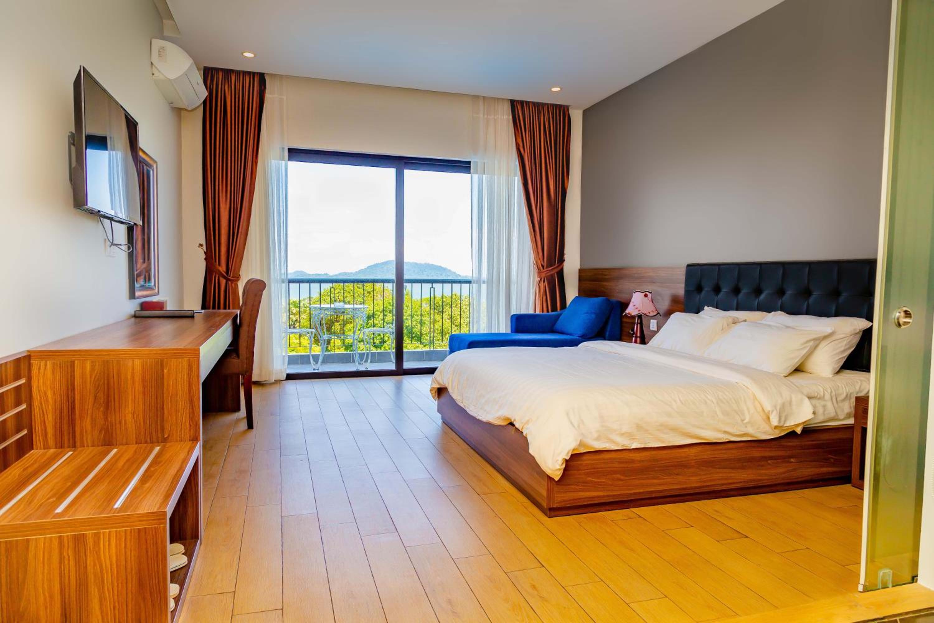 Deluxe King with Sea View photo 1