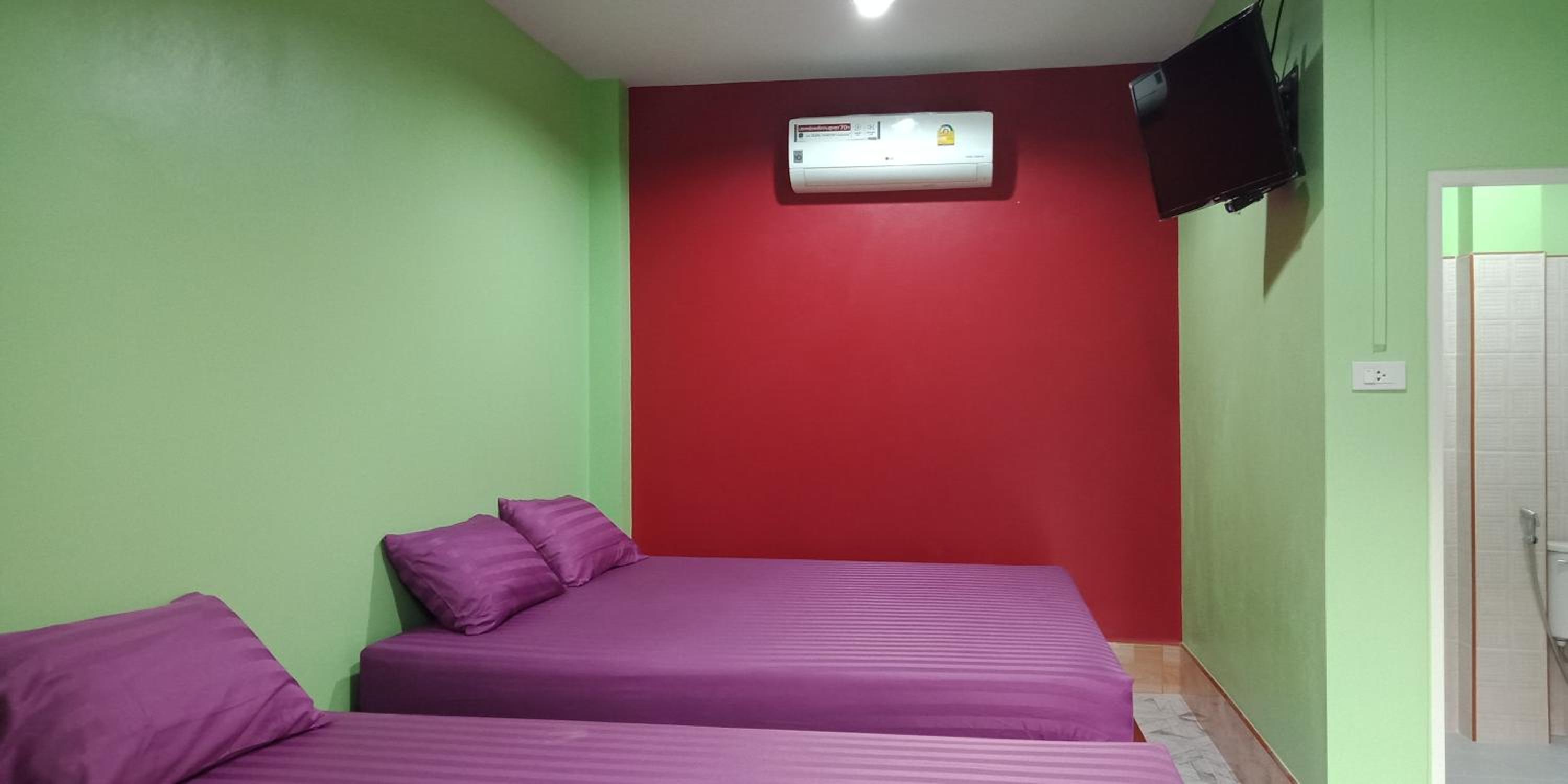 Quadruple Room with Private Bathroom - Photo 23