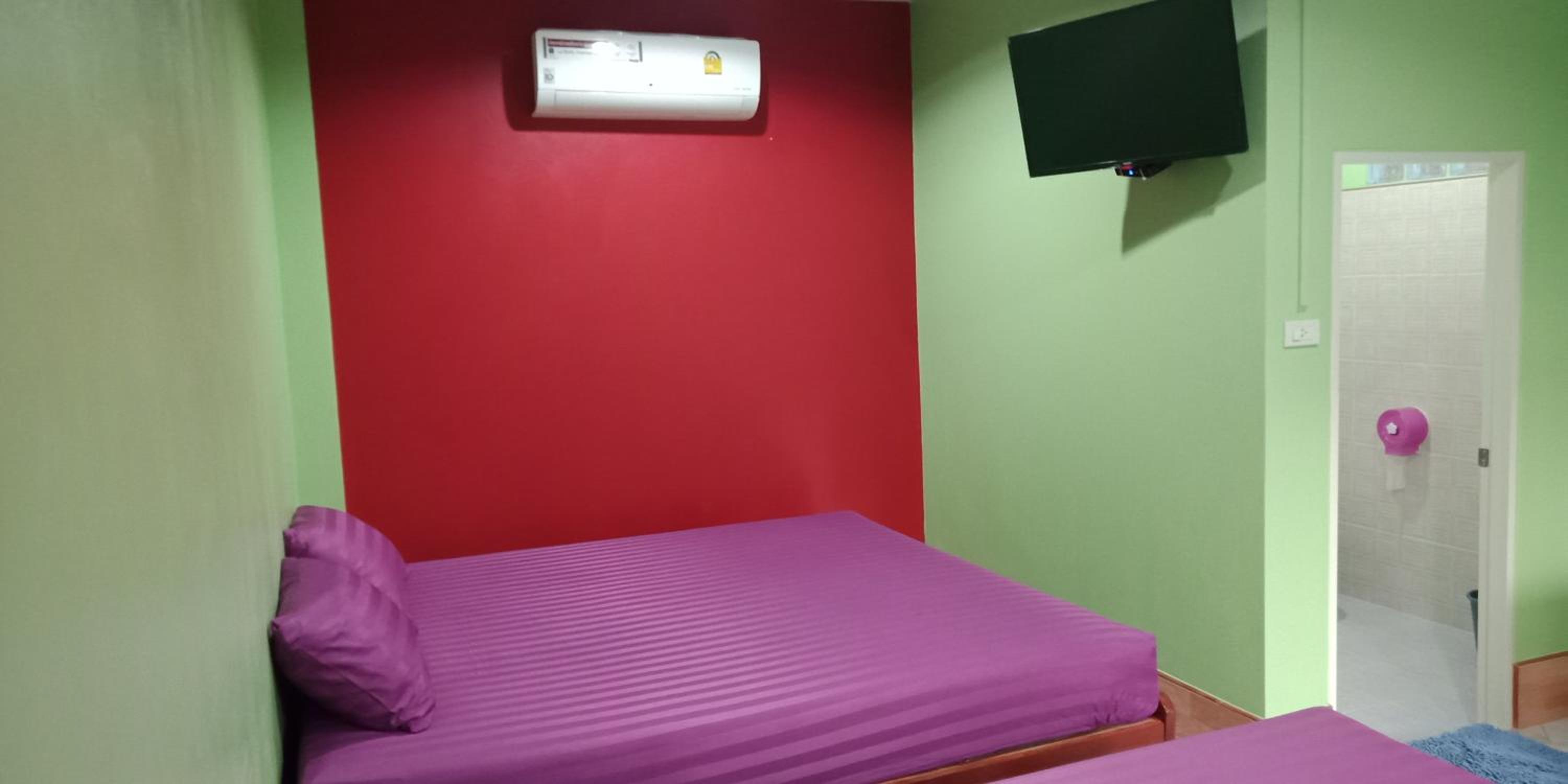 Quadruple Room with Private Bathroom - Photo 16
