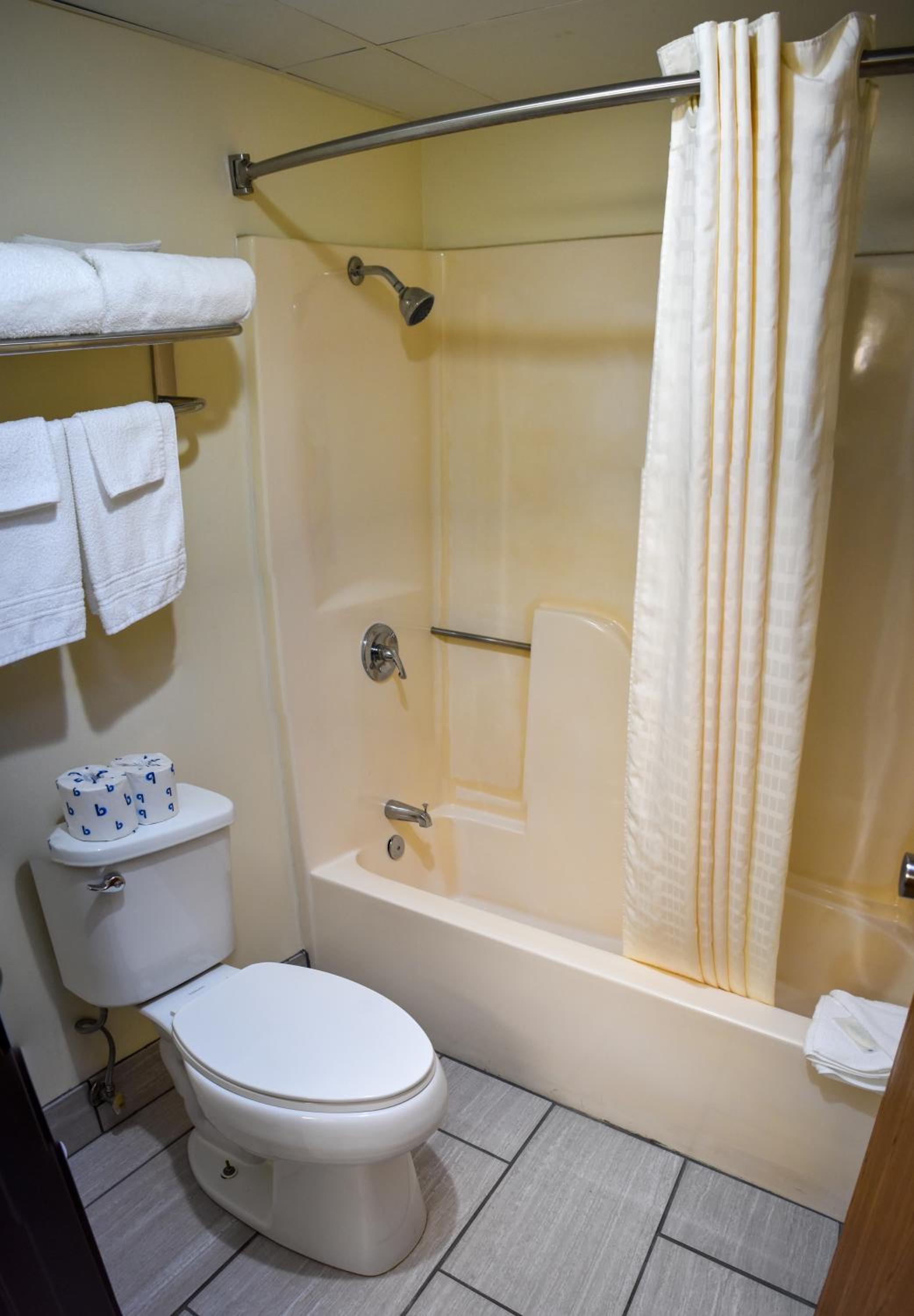 Queen Room with Two Queen Beds - Non-Smoking - Photo 2