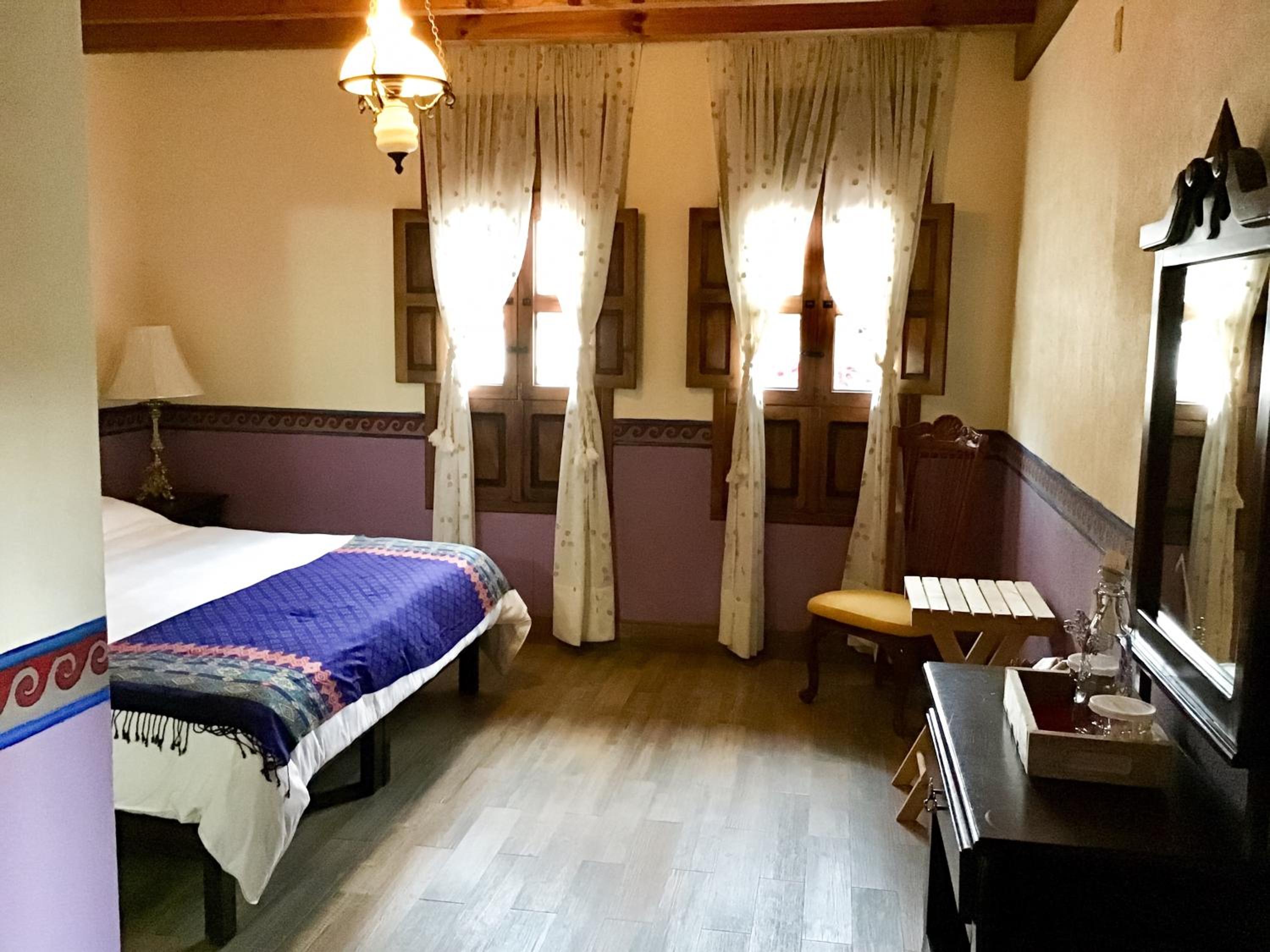 Deluxe Queen Room - Photo 13