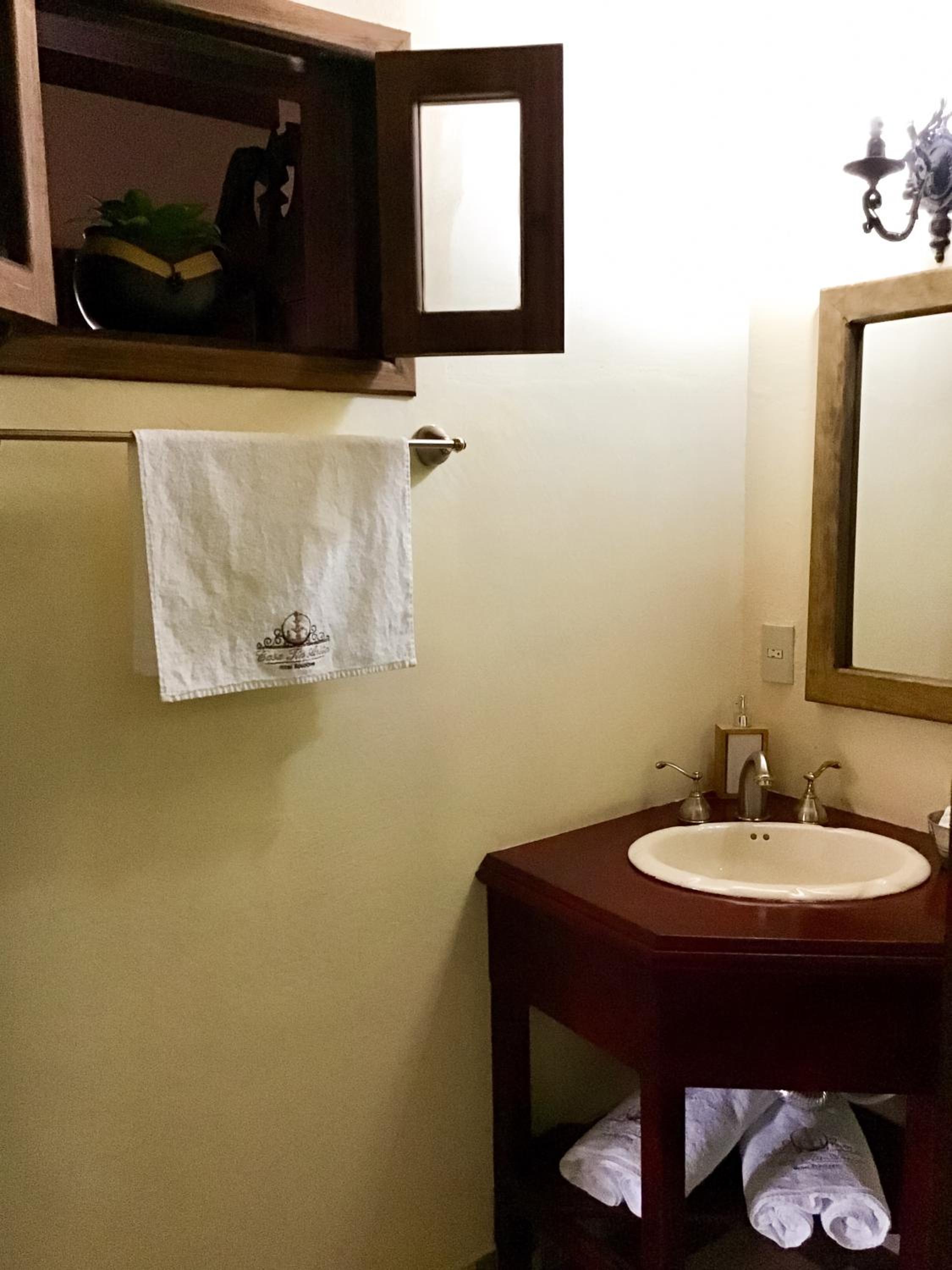 Deluxe Queen Room - Photo 11