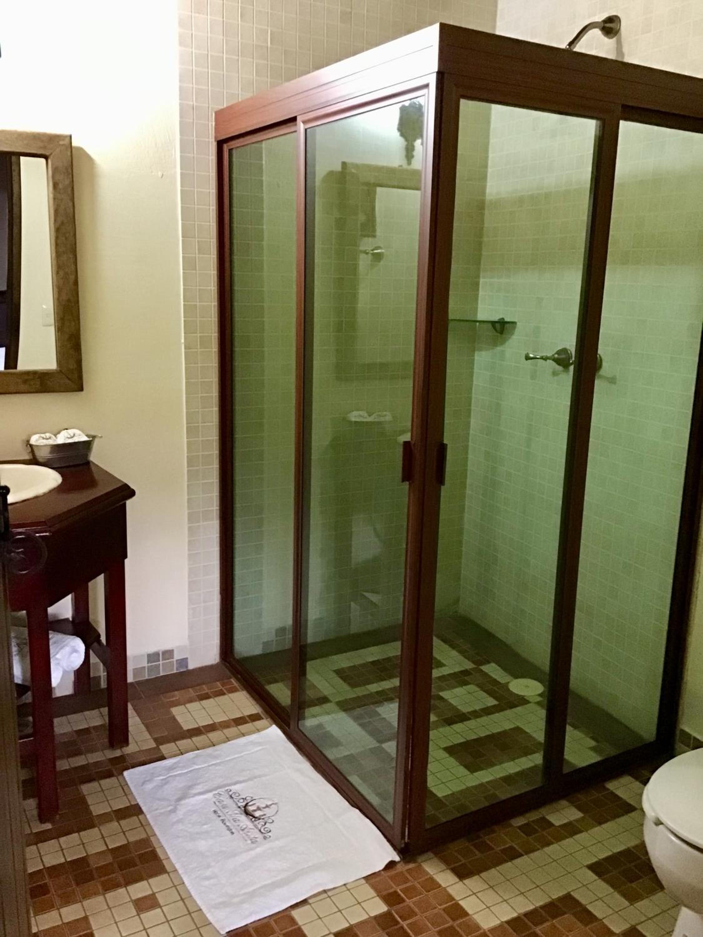 Deluxe Queen Room - Photo 10