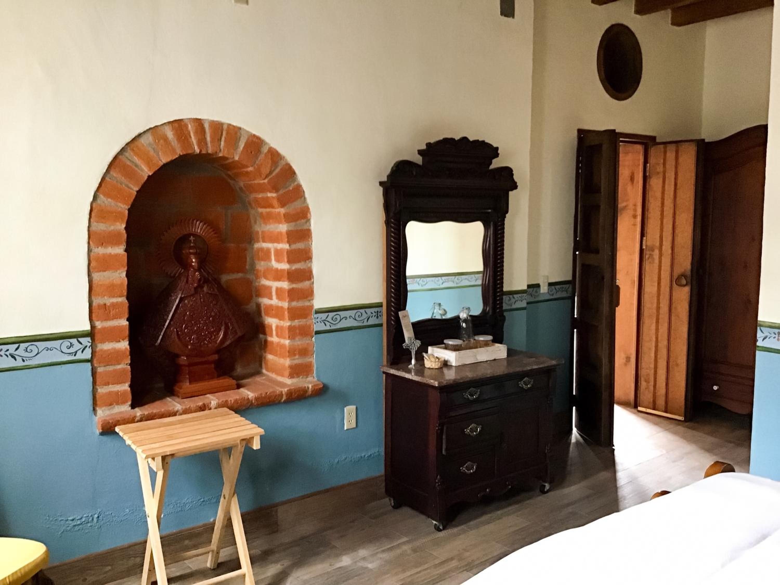 Deluxe Queen Room - Photo 8