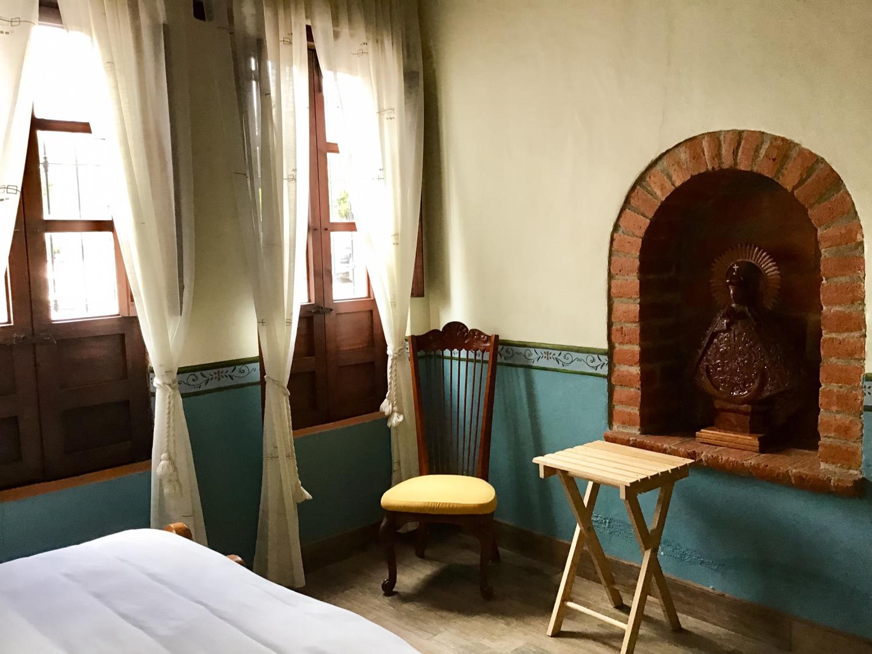 Deluxe Queen Room - Photo 7