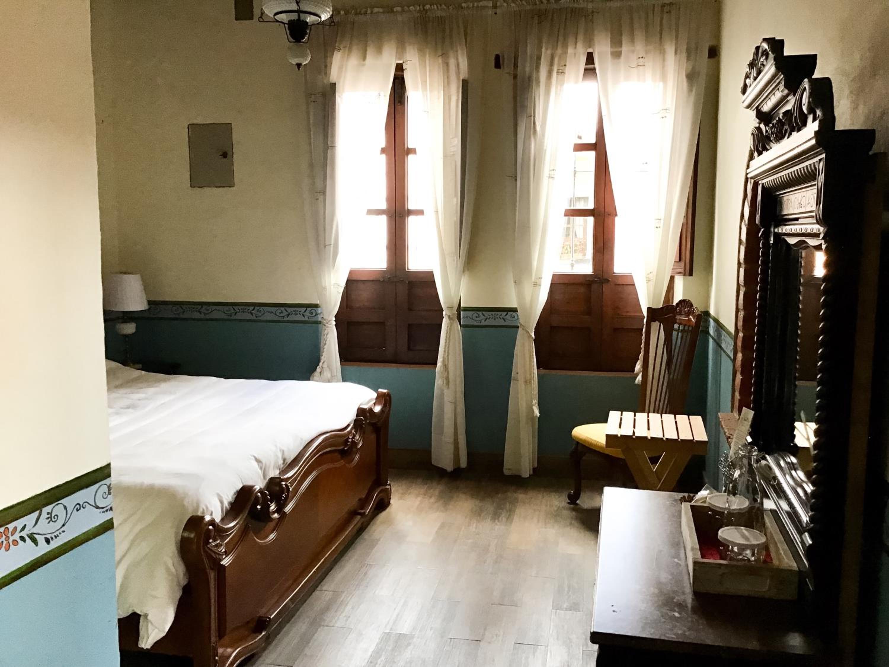 Deluxe Queen Room - Photo 5