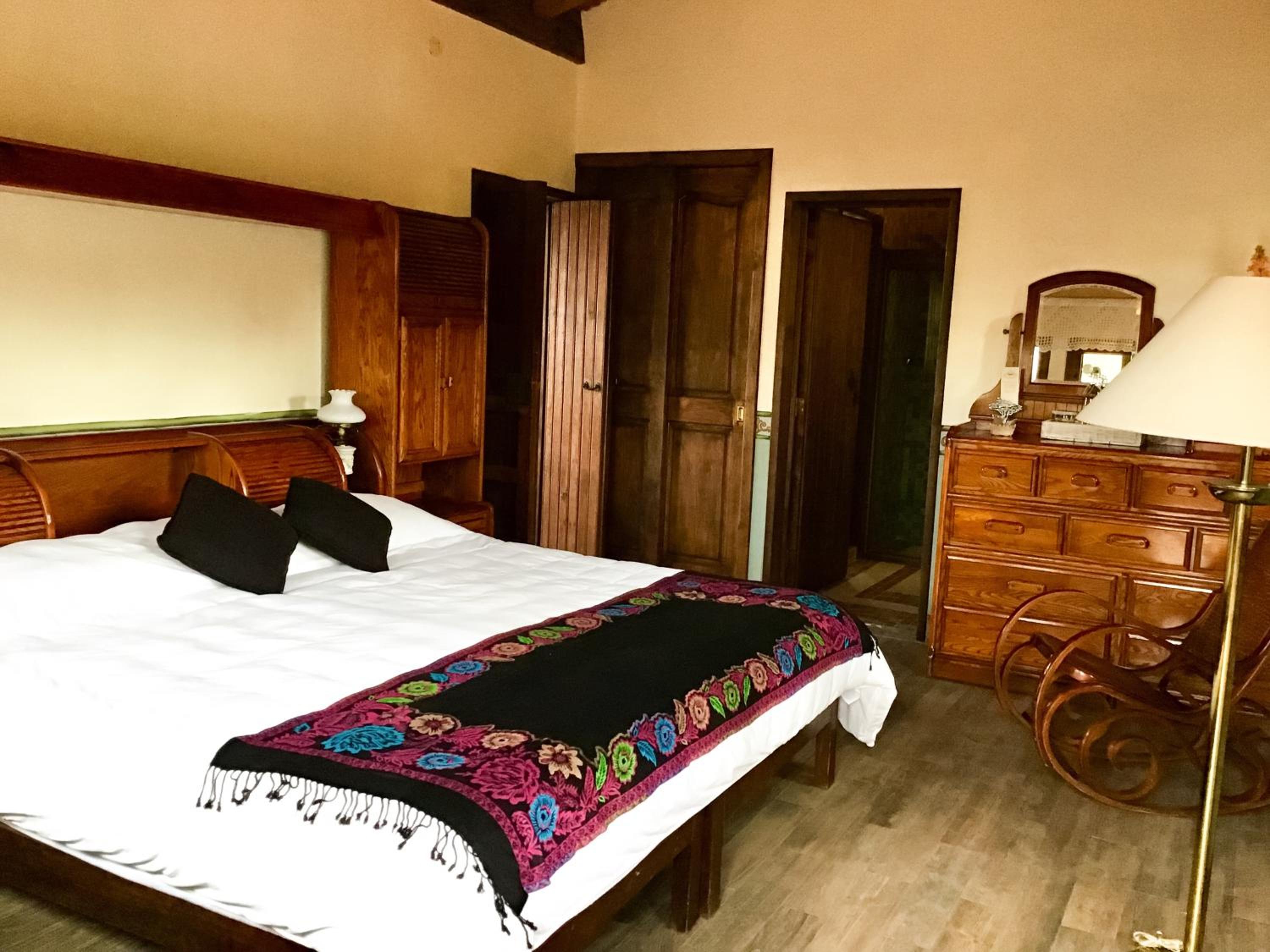 King Suite with Balcony - Photo 16