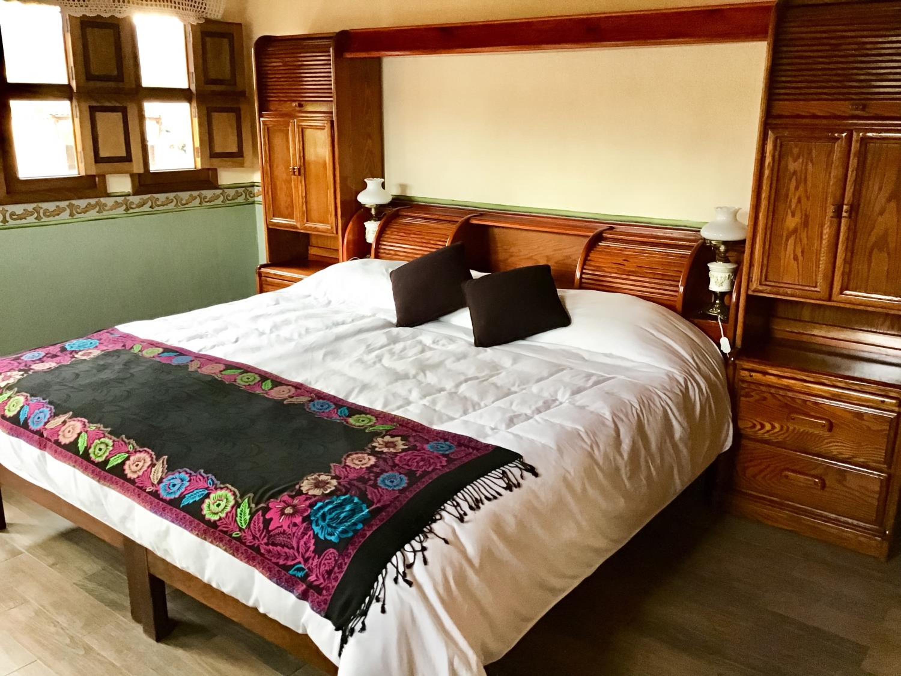 King Suite with Balcony - Photo 15