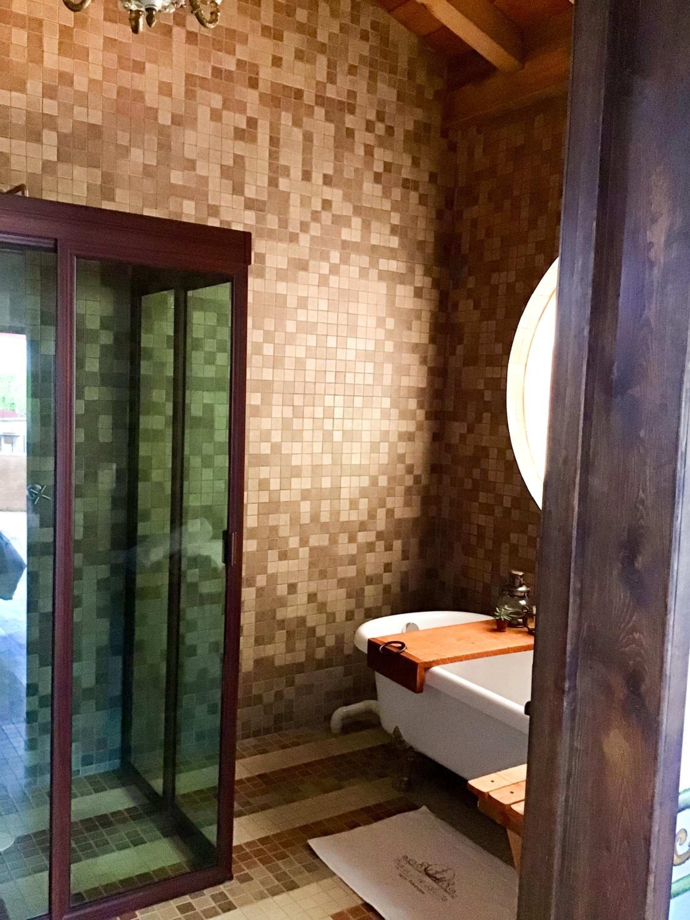 King Suite with Balcony - Photo 5